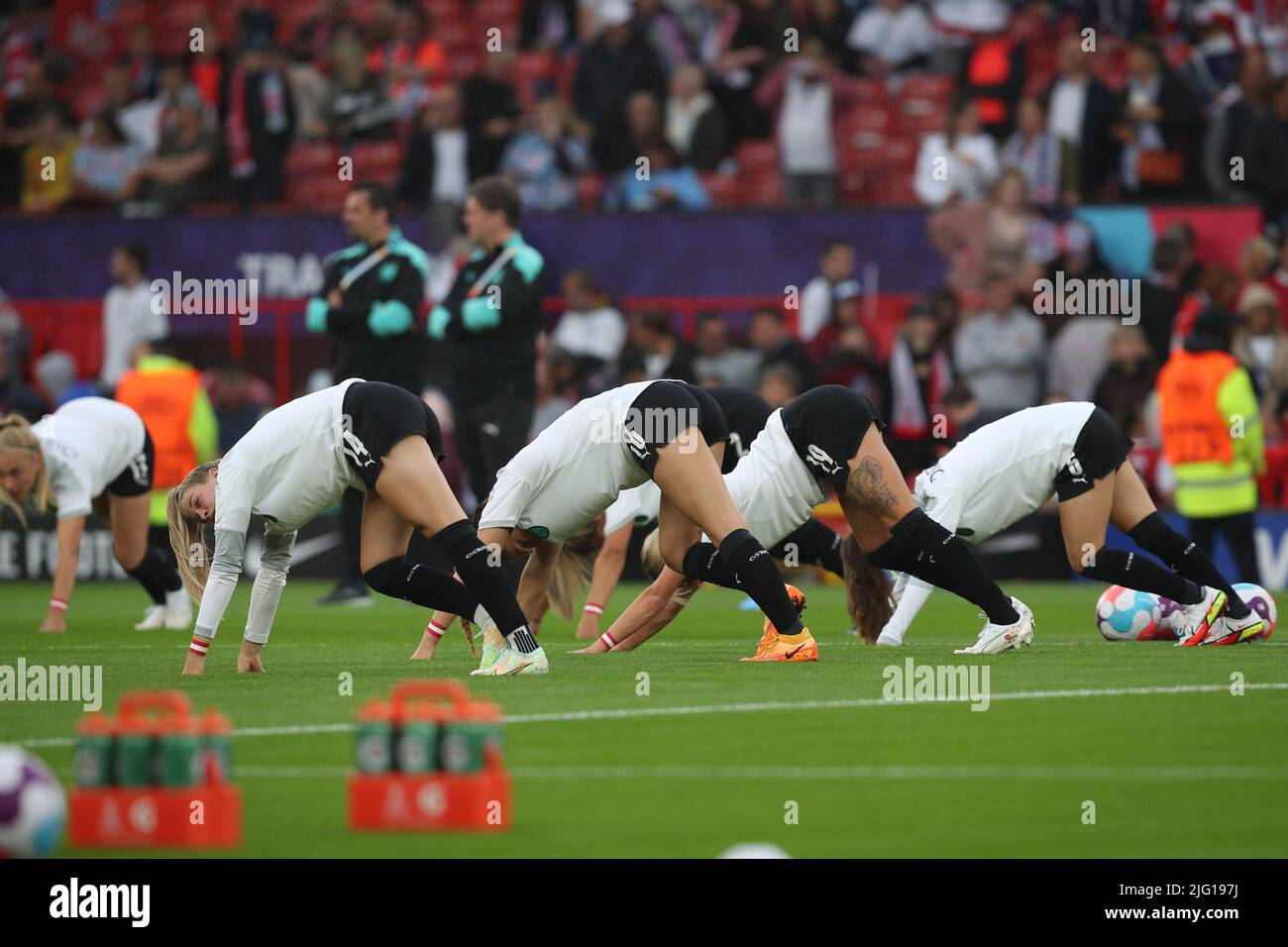 MANCHESTER, GROSSBRITANNIEN. JUL 6. das österreichische Team wärmt sich vor dem Eröffnungsspiel der UEFA Women's Euro 2022 in der Gruppe A zwischen England und Österreich am Mittwoch, dem 6.. Juli 2022, im Old Trafford, Manchester, auf. (Kredit: Pat Scaasi | MI Nachrichten) Kredit: MI Nachrichten & Sport /Alamy Live Nachrichten Stockfoto