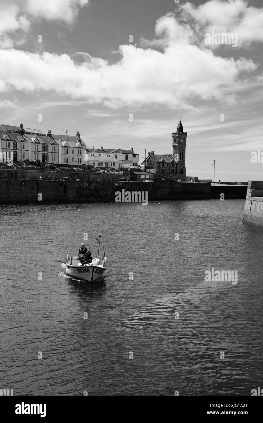 Fischerboot in Porthleven Hafen nach einem morgendlichen Angeln Stockfoto