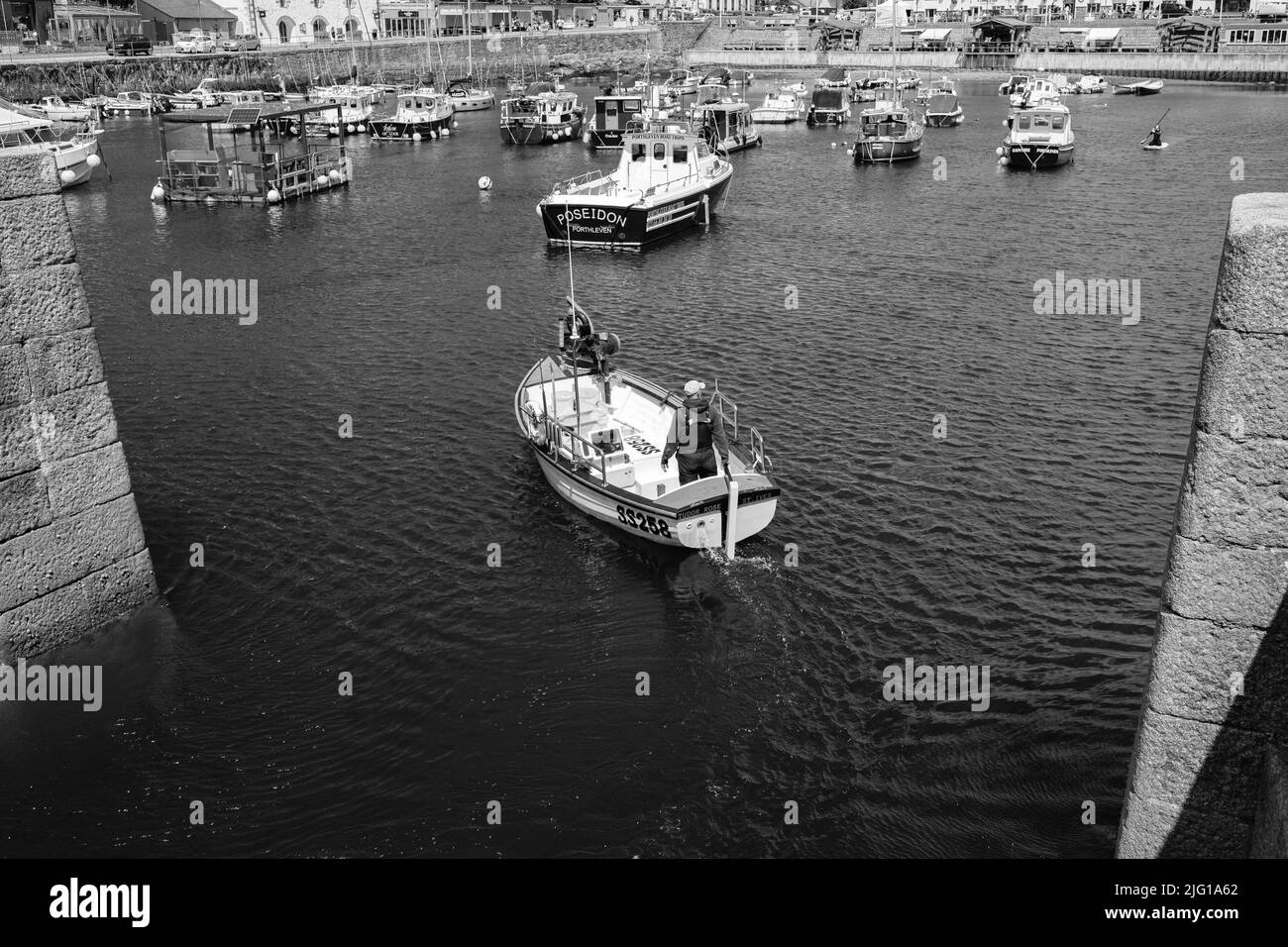 Fischerboot in Porthleven Hafen nach einem morgendlichen Angeln Stockfoto