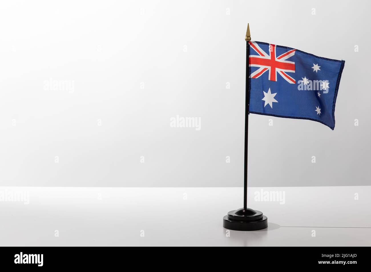 Flying Country Flag Australia isoliert auf einem weißen Tisch mit grauem Hintergrund Stockfoto