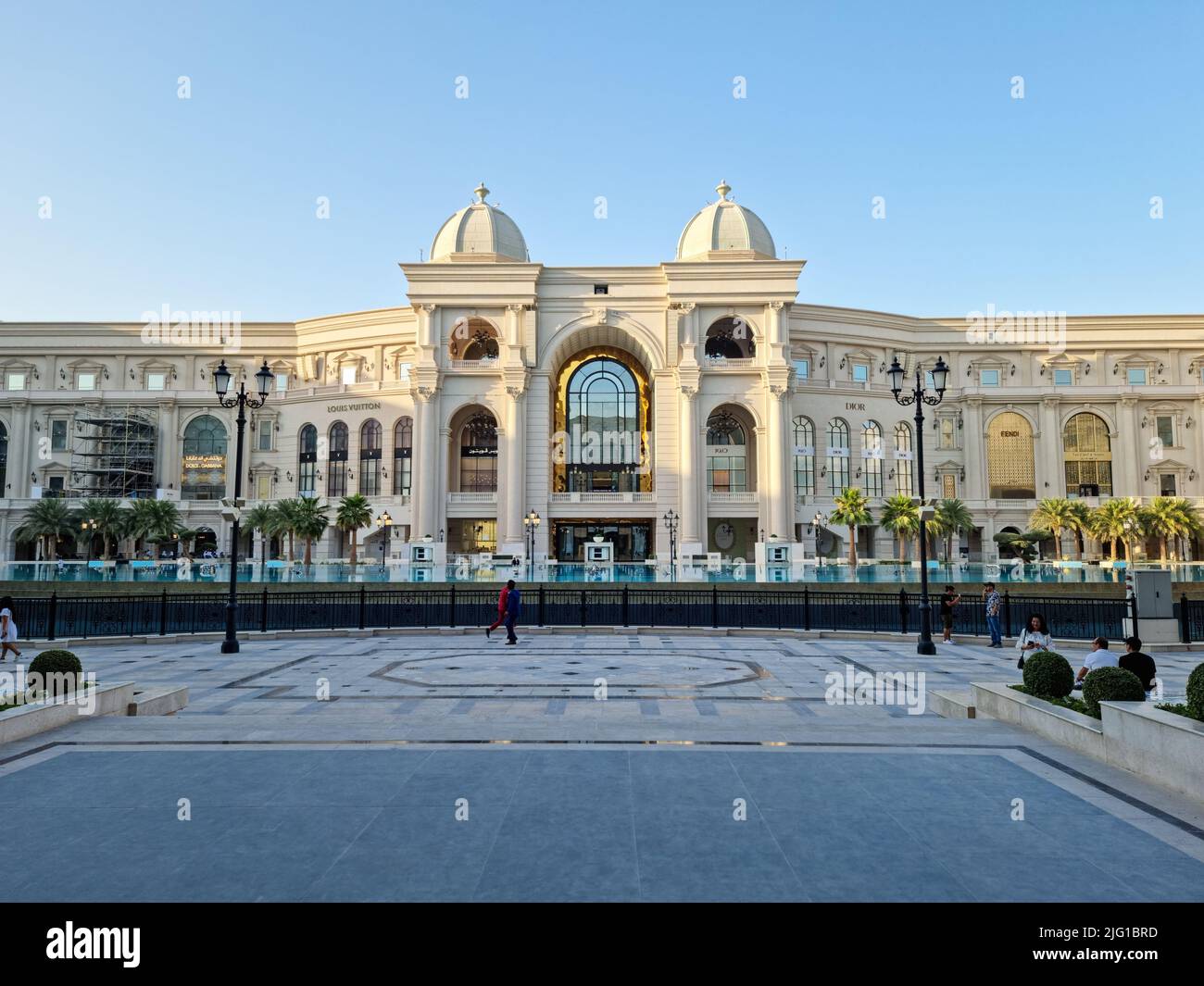 Place Vendome Mall ist ein neues Einkaufszentrum in der Stadt Lusail. Das Design ist ein offenes Konzept und ist von klassischer französischer Architektur inspiriert. Stockfoto