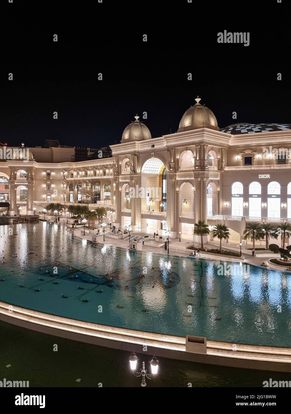 Place Vendome Mall ist ein neues Einkaufszentrum in der Stadt Lusail. Das Design ist ein offenes Konzept und ist von klassischer französischer Architektur inspiriert. Stockfoto