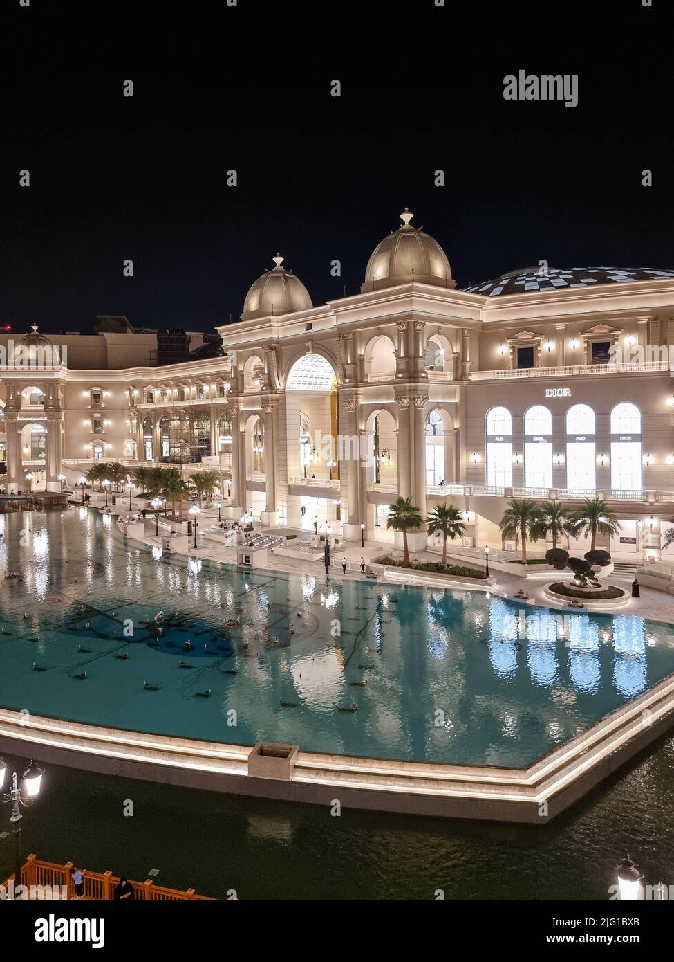 Place Vendome Mall ist ein neues Einkaufszentrum in der Stadt Lusail. Das Design ist ein offenes Konzept und ist von klassischer französischer Architektur inspiriert. Stockfoto