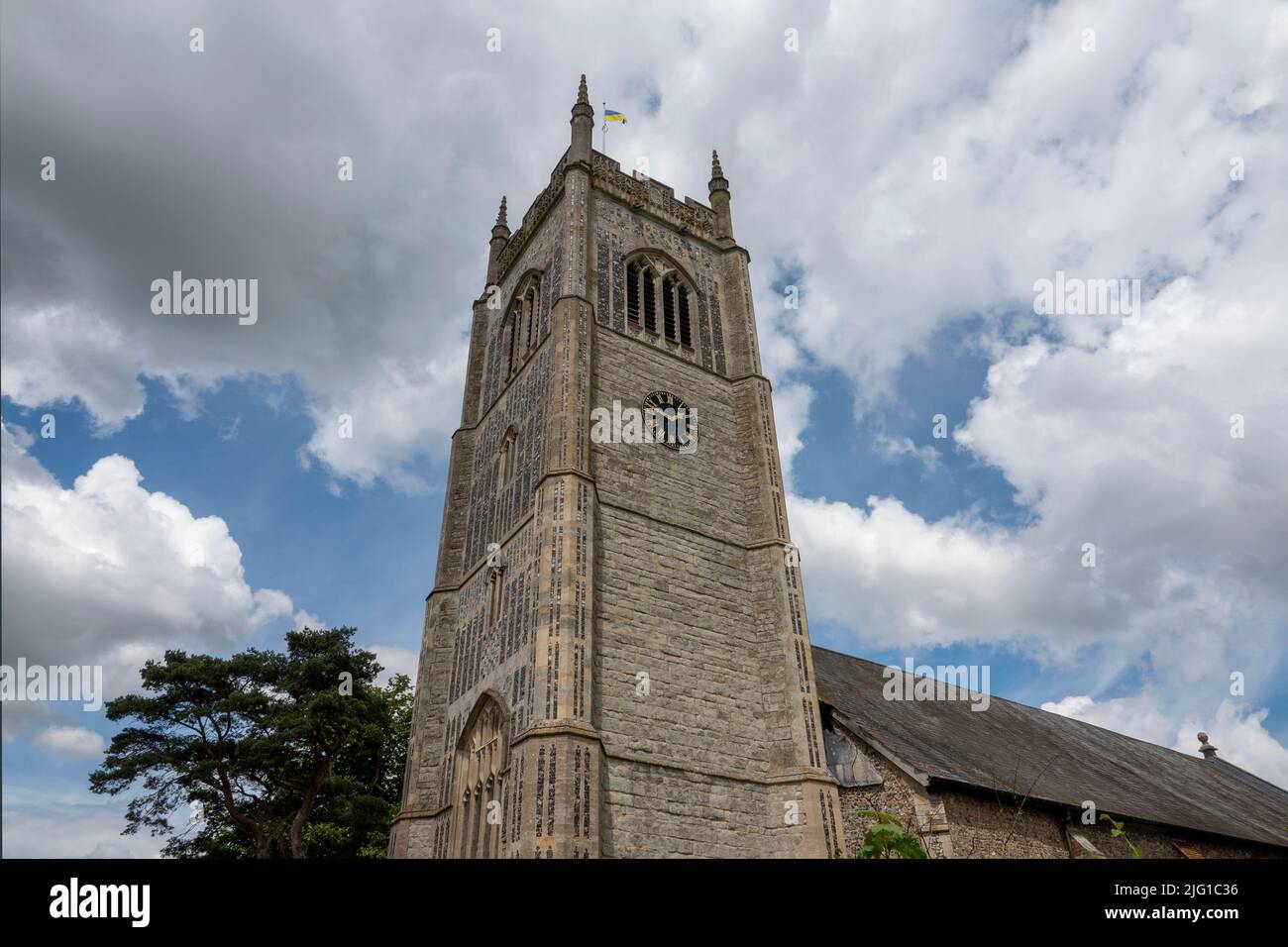 Blick auf den Turm der Allerheiligen-Kirche, Laxfield, Suffolk Stockfoto