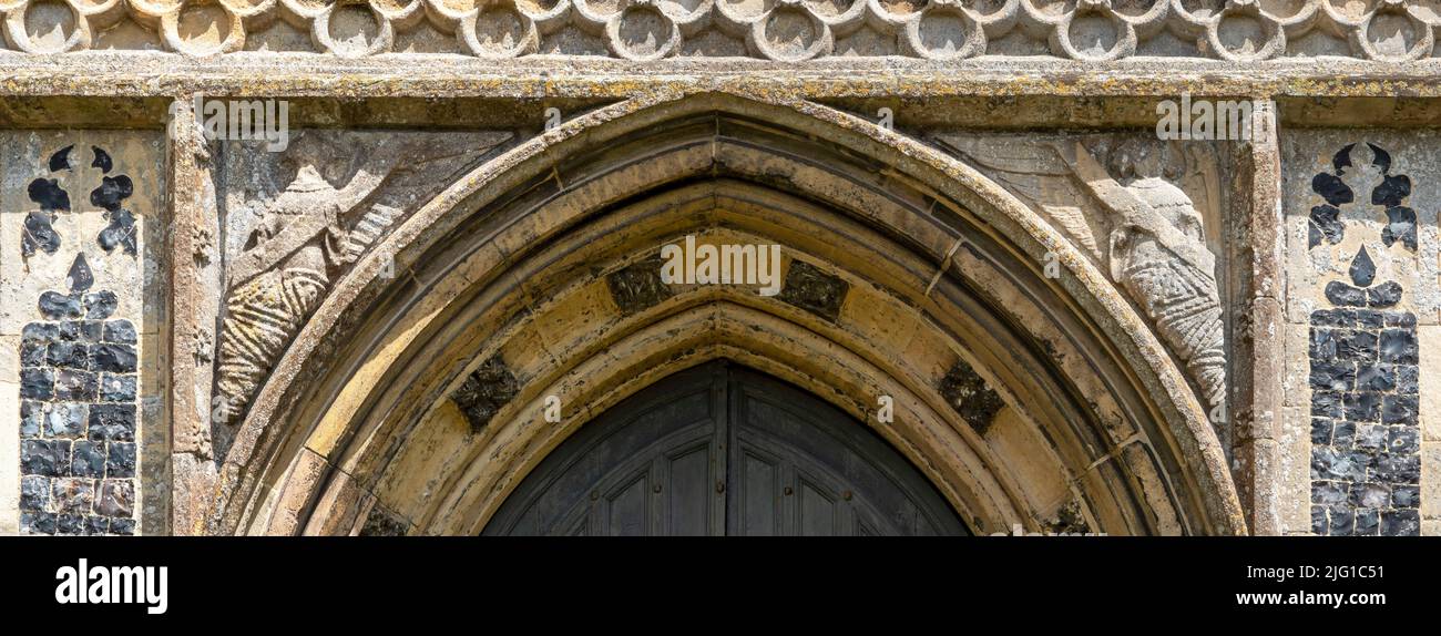 Steinengel in Türrahmen-Ecken der All Saints Church, Laxfield, Suffolk Stockfoto