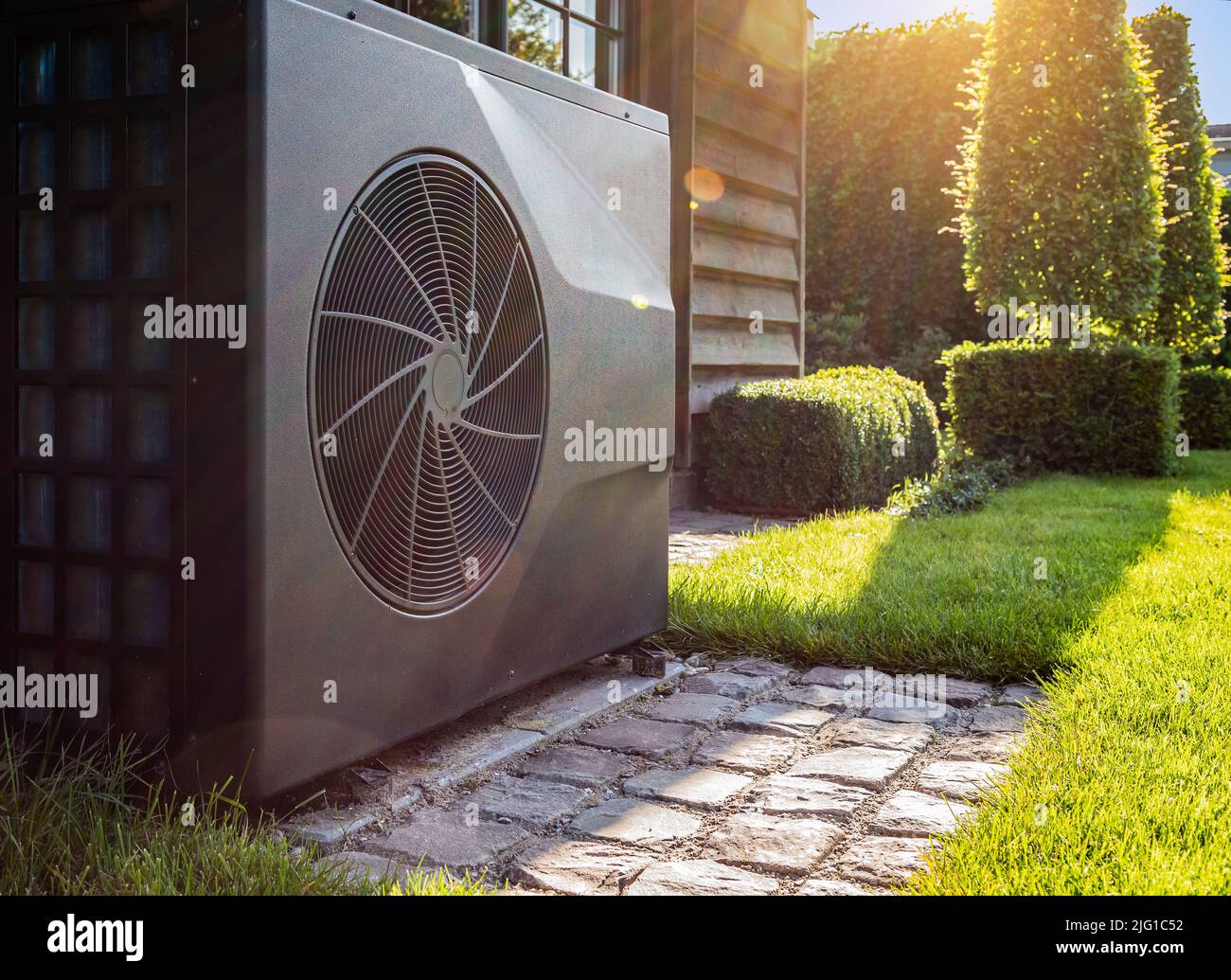 Luft-Wärmepumpe in der Nähe von Poolhaus im Freien. Stockfoto