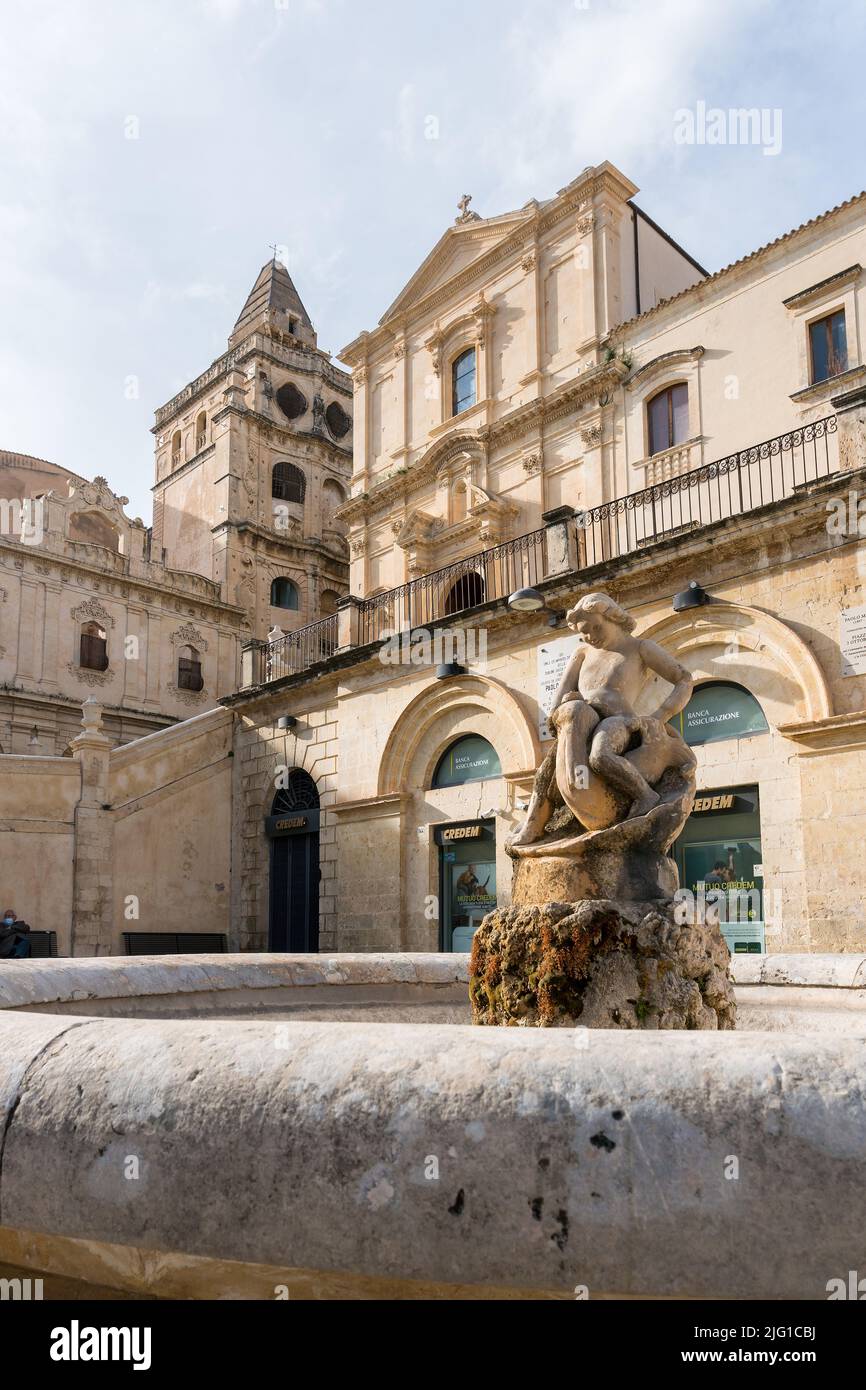 Noto,Italien-7. Mai 2022:in Noto spazieren die Menschen an einem sonnigen Tag vor der Kirche San Francesco d'Assisi all'Immacolata Stockfoto