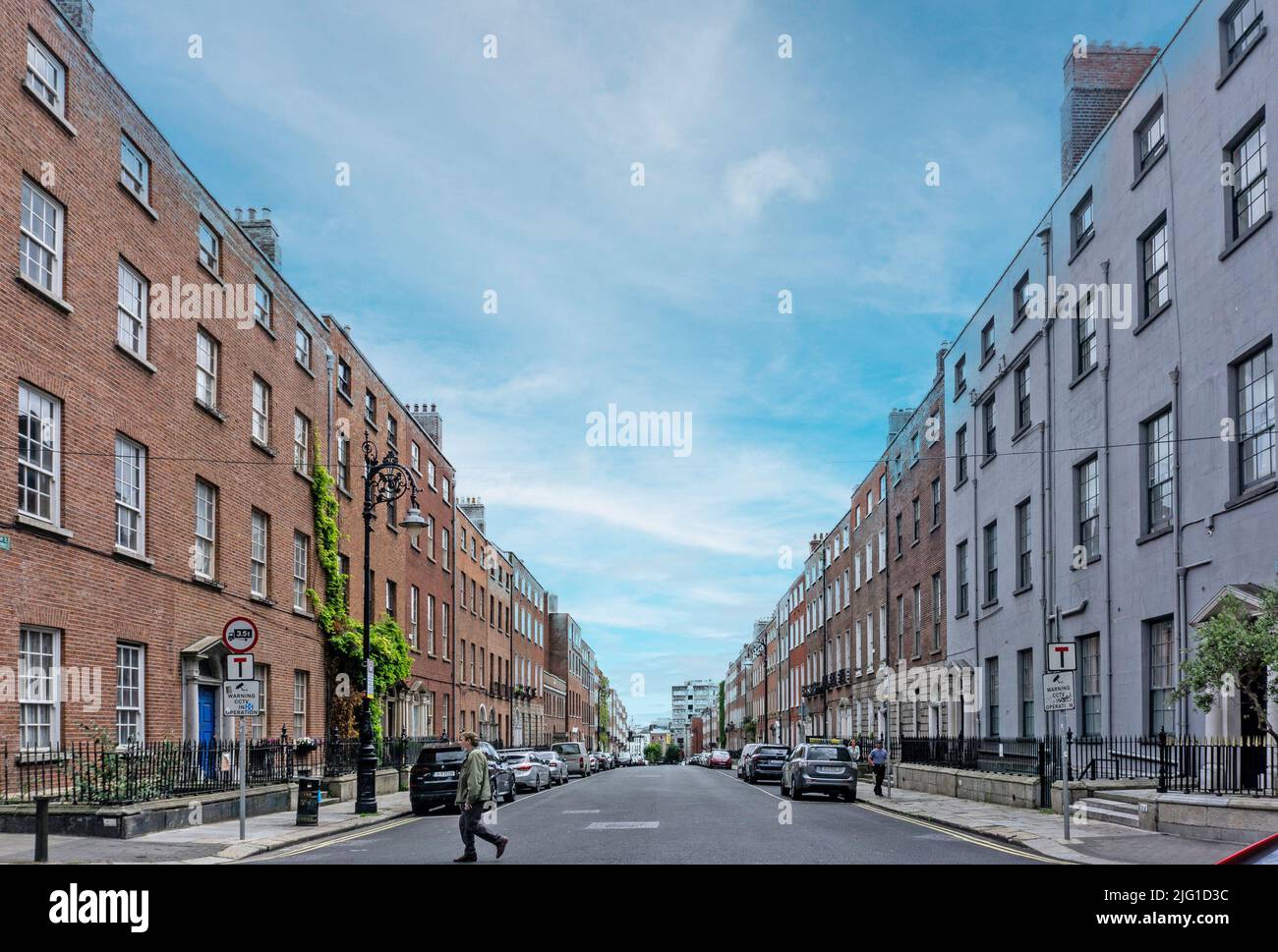 North Great George's Street in Dublin, Irland, eine Straße mit gegensätzlichen Terrassen mit 4 Stockwerken über georgianischen Stadthäusern im Keller. Stockfoto