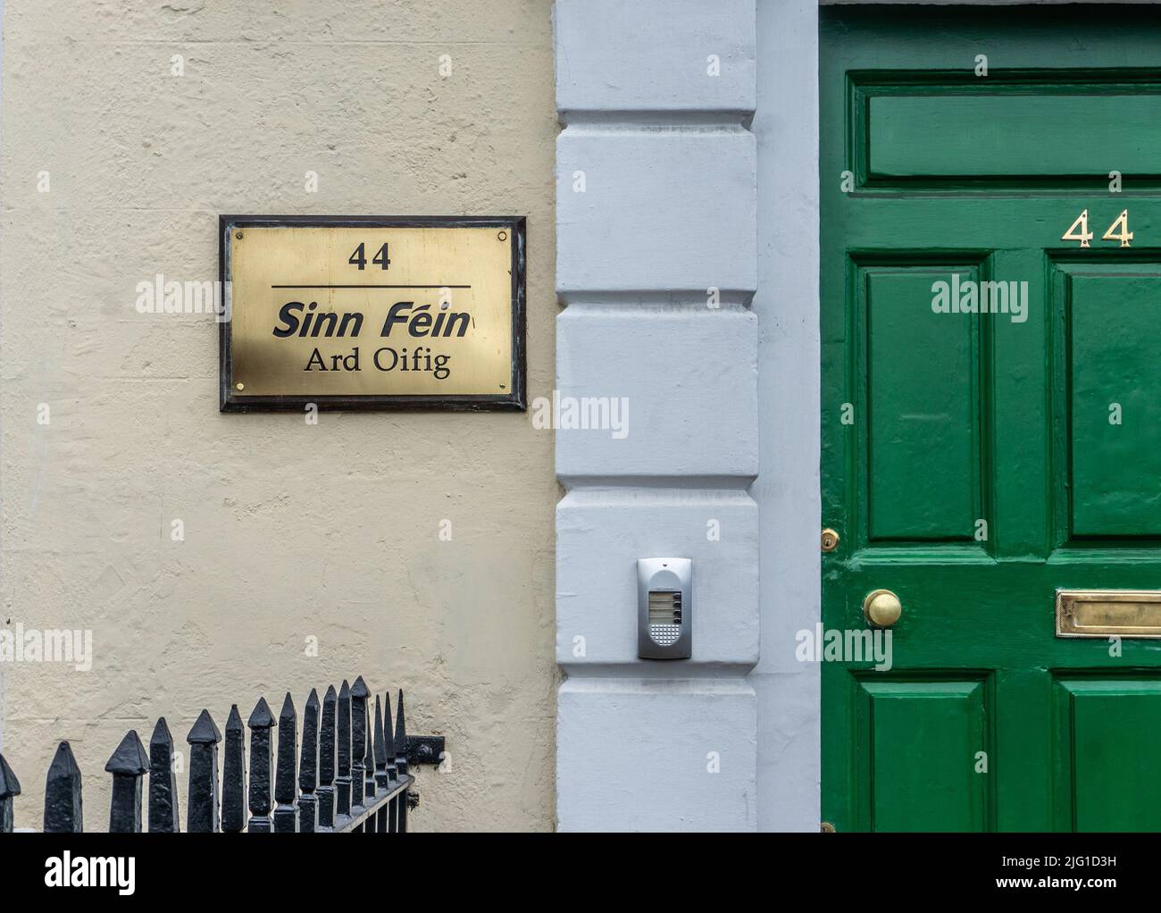 Das Zeichen für Sinn Féin, die irische politische Partei, vor ihren Büros am Parnell Square in Dublin, Irland. Stockfoto