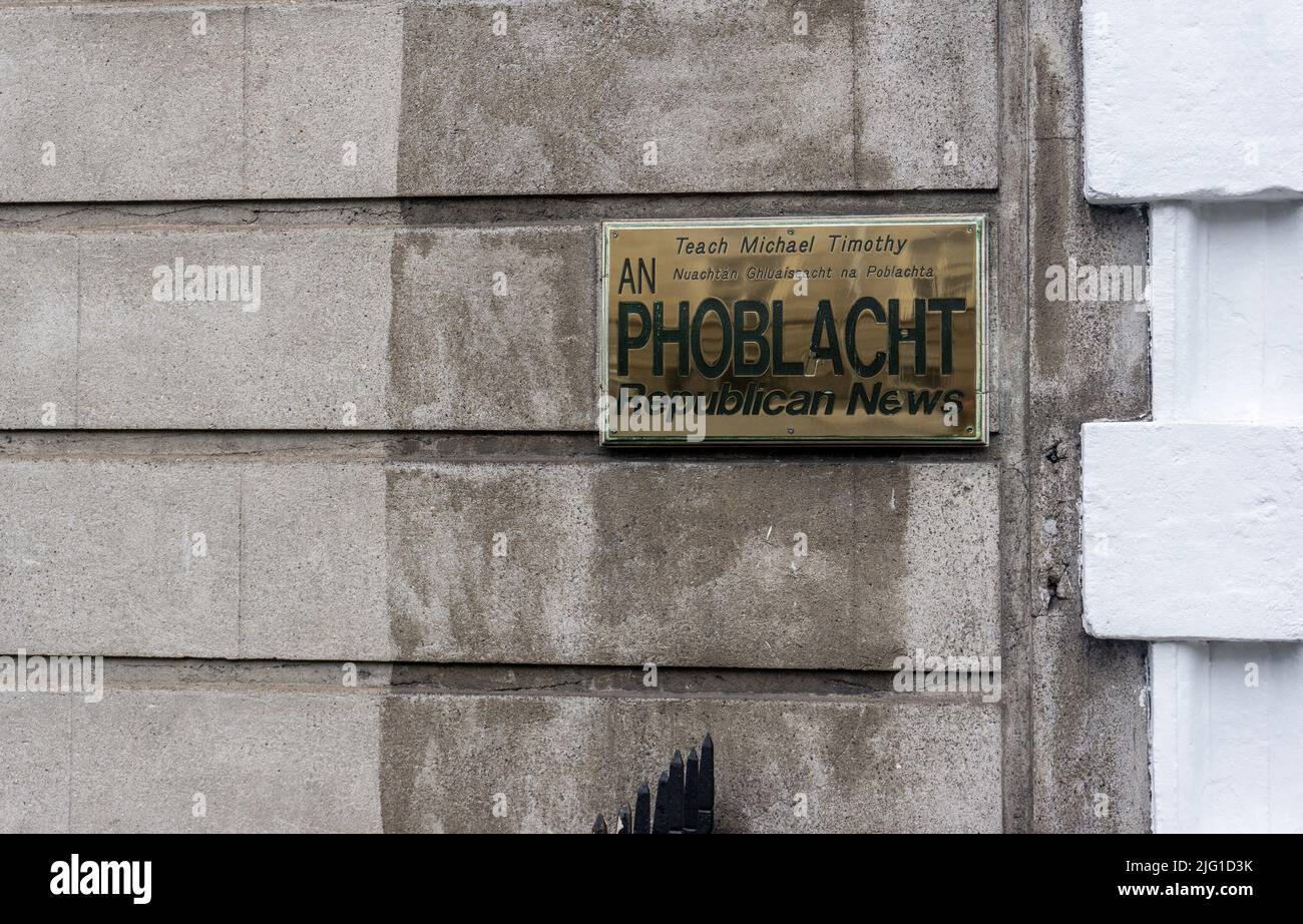 Das Zeichen für an Phoblacht, das irisch-republikanische Nachrichtenmagazin vor ihren Büros am Parnell Square, Dublin, Irland. Stockfoto