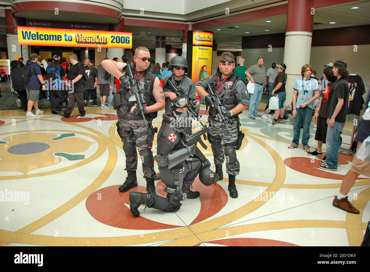 Die Leute auf der MegaCon kleiden und handeln wie Figuren, die sie zum Spaß bewundern und solche aus Fantasy- und Science-Fiction-SCFI und Filmen Stockfoto