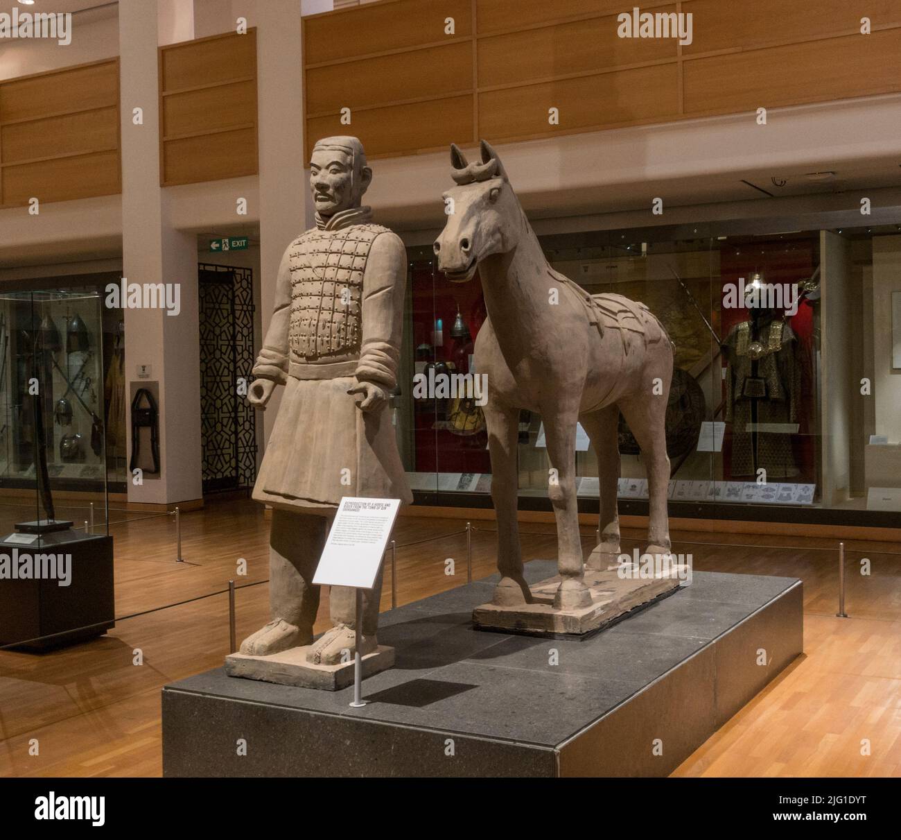 Reproduktion eines Pferdes und Reiters aus dem Grab von Qin Shihuangdi in den Royal Armouries, Leeds, Yorkshire, Großbritannien. Stockfoto