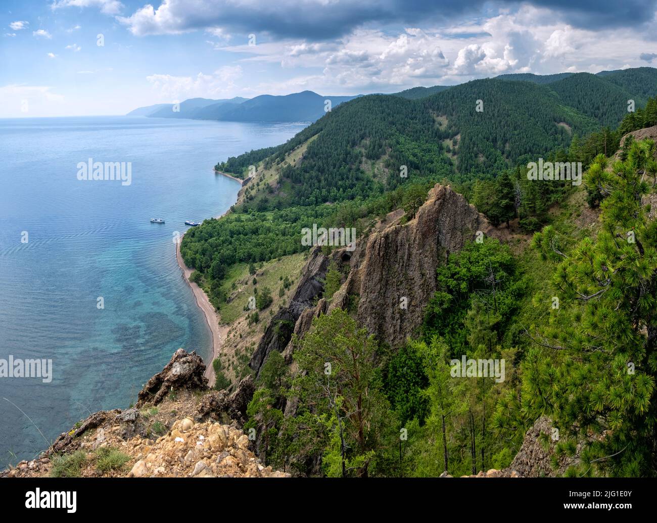 Sommer Blick von der Klippe auf den Baikalsee an sonnigen Tagen. Wunderschöne Panoramalandschaft mit Wolken Stockfoto