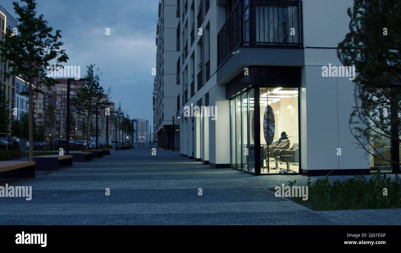 Moderne Stadtstraße an einem Sommertag am Abend. Archivmaterial. Gebäude eines neuen modernen Schlafbereichs auf blauem bewölktem Himmel Hintergrund Stockfoto