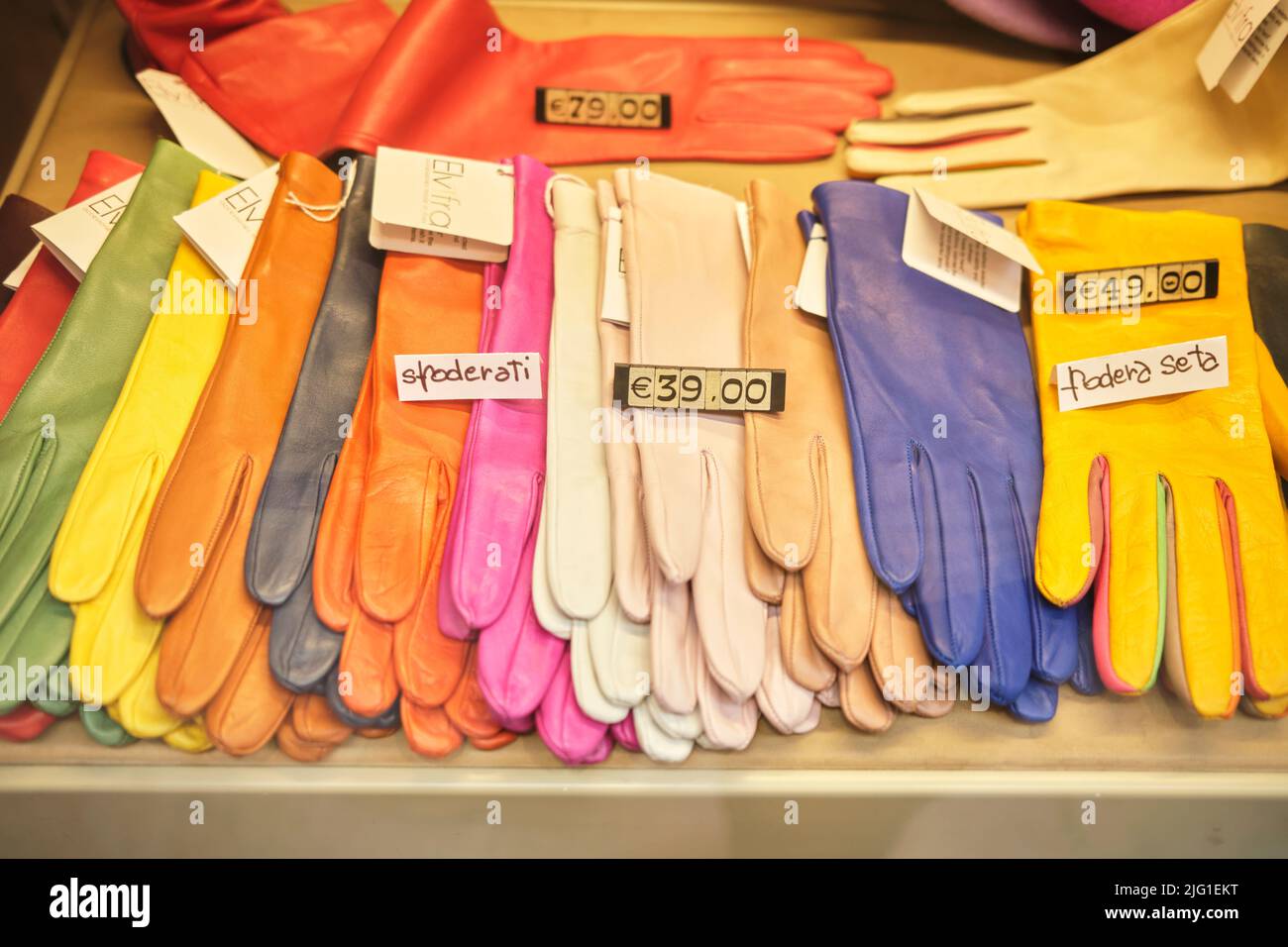 Lederhandschuhe im Shop Window in Bologna Italien erhältlich Stockfoto