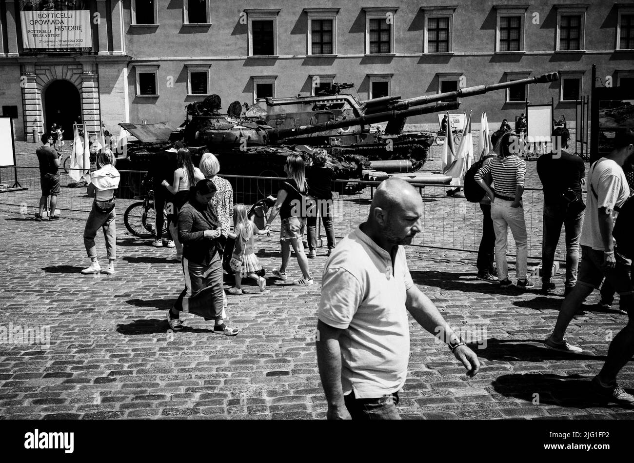 Warschau, Polen. 06.. Juli 2022. Selbstfahrende Haubitze 2S19 Msta-S und Tank T-72BA auf der Ausstellung der russischen Militärausrüstung, die während des Krieges in der Ukraine "für unsere Freiheit und Ihre" auf dem Schlossplatz in Warschau, Polen, zerstört wurde am 06/07/2022 von Wiktor Dabkowski Credit: dpa/Alamy Live News Stockfoto