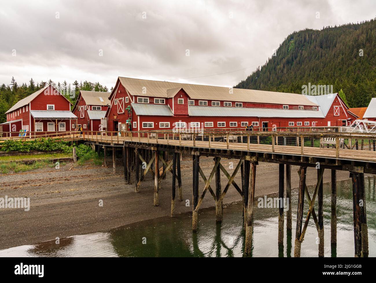 Hoonah, AK - 7. Juni 2022: Hoonah Lachskonserei ist jetzt ein Museum am Icy Strait Point in Alaska Stockfoto