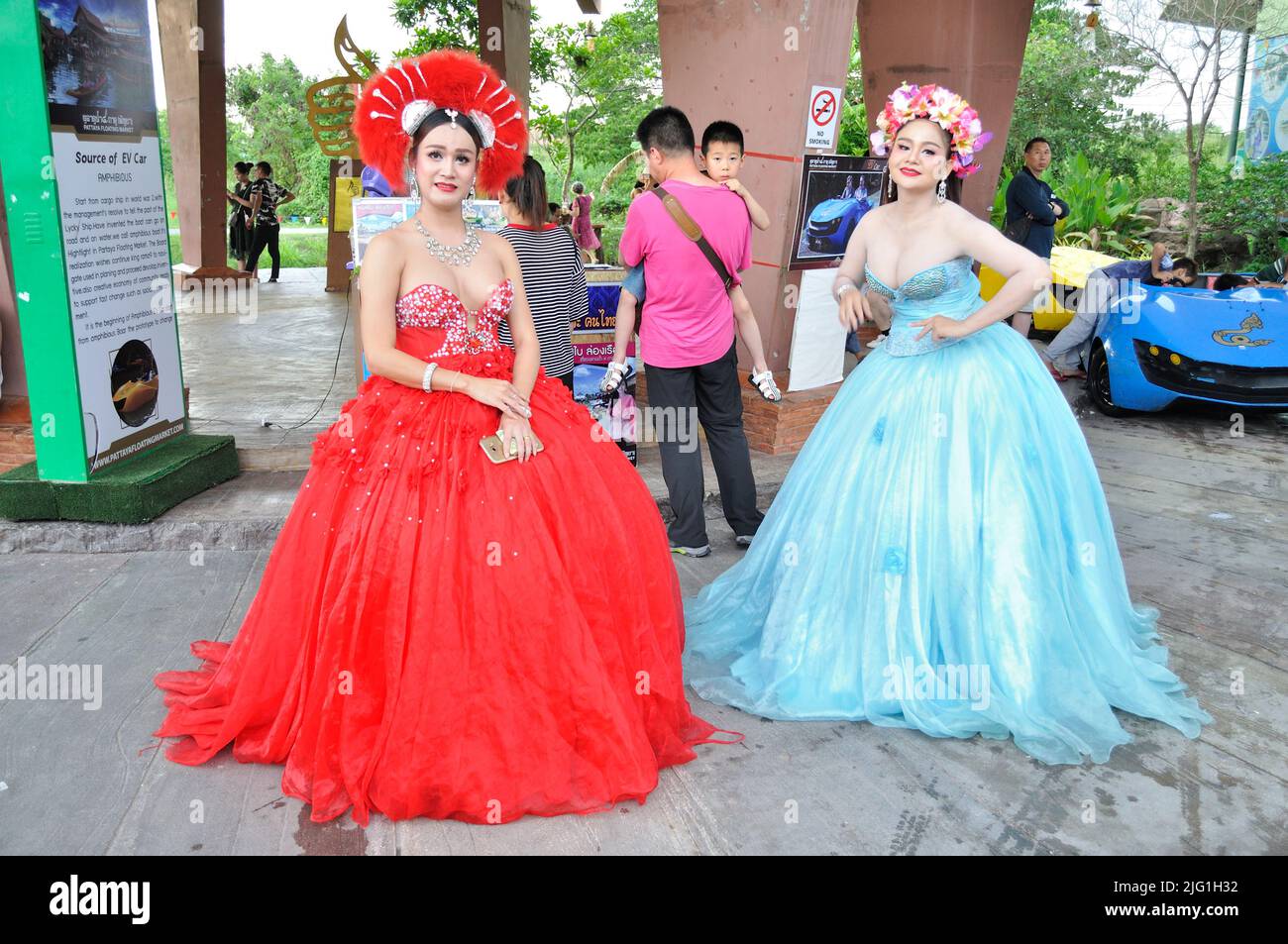 Thailändische Transvestiten (Kathoey) posieren für Fotos. Stockfoto