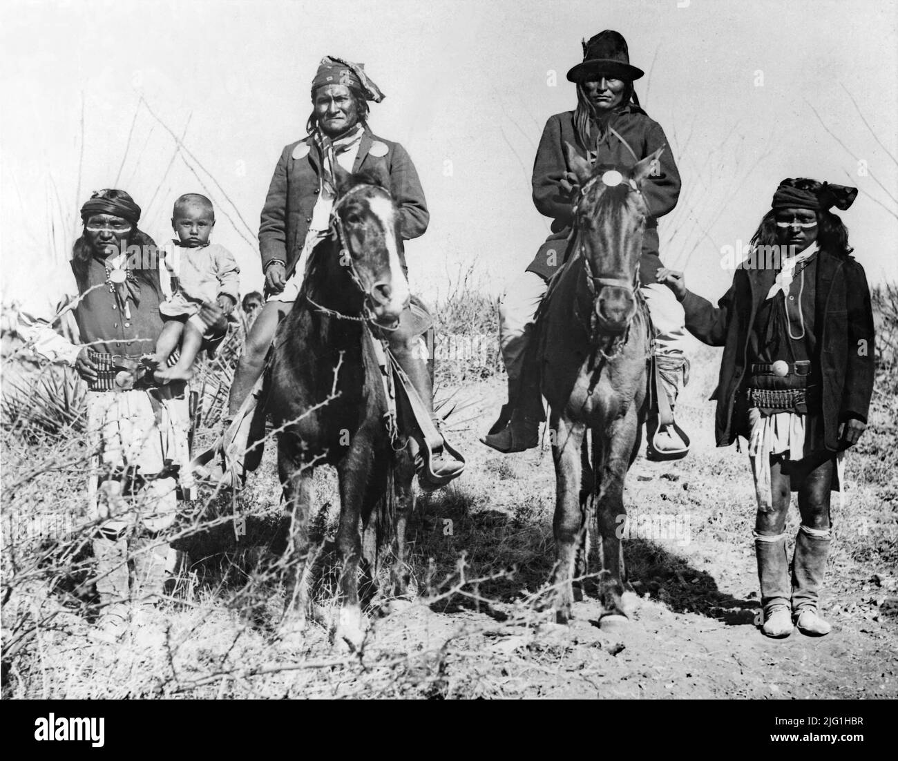 Apache-Chef Geronimo und Chief Natchez zu Pferd, um 1890 mit Sohn und Enkel. Stockfoto