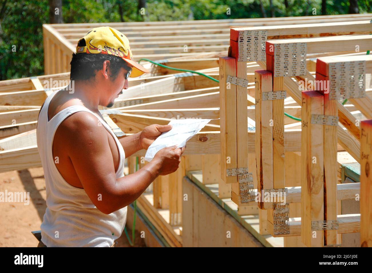 Lateinischen Belegschaft Gebäude Holzstab gebaut Haus Hause schneiden Maßnahme Nagelung an heißen Tag Stockfoto