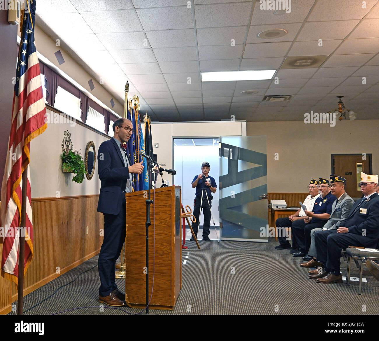 EMPORIA, KANSAS - 6. JULI 2022 VA Office of Connected Care Chief Officer Dr. Neil Evans spricht heute bei der Eröffnungszeremonie der Installation des ATLAS POD durch das US-Veteranenministerium an der American Legion Post 5 in Emporia. Der von Philips entwickelte Pod wurde Anfang des Jahres eingerichtet und Veteranen zur Verfügung gestellt, damit sie telemedizinische Termine in jedem VA-Krankenhaus haben können Stockfoto