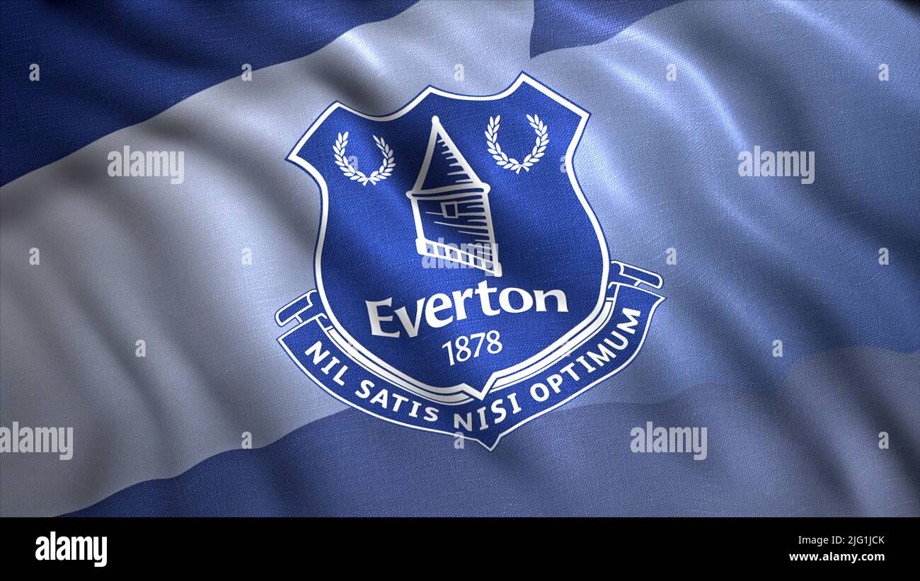 Nahaufnahme der winkenden Flagge mit dem Logo des Everton FC Fußballvereins. Bewegung. Blau winkende Flagge. Nur für redaktionelle Zwecke Stockfoto
