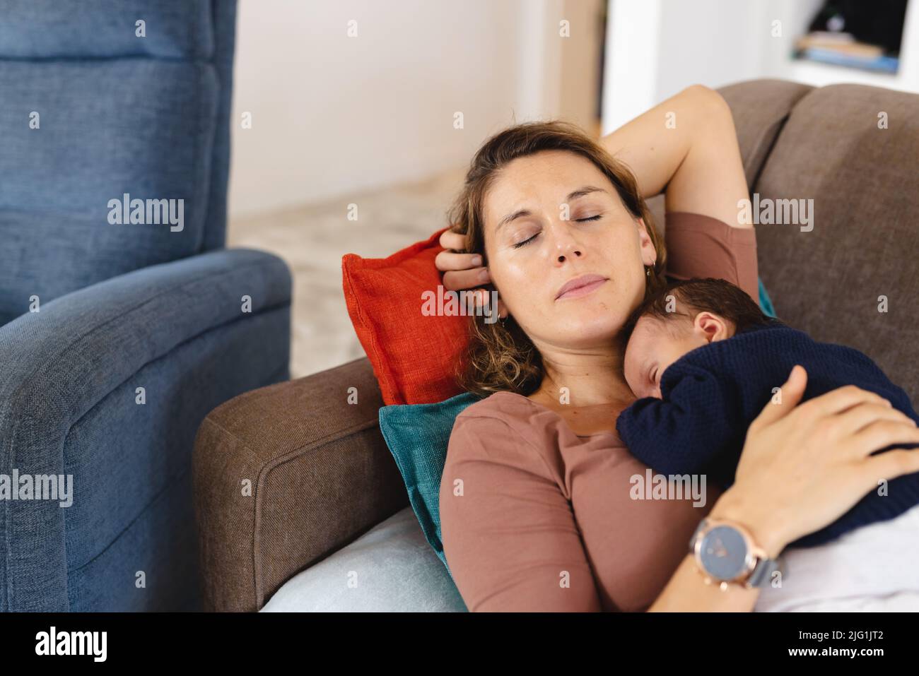 Kaukasische Mid adult Mutter schlafendes nettes neugeborenes Baby auf Couch zu Hause Stockfoto