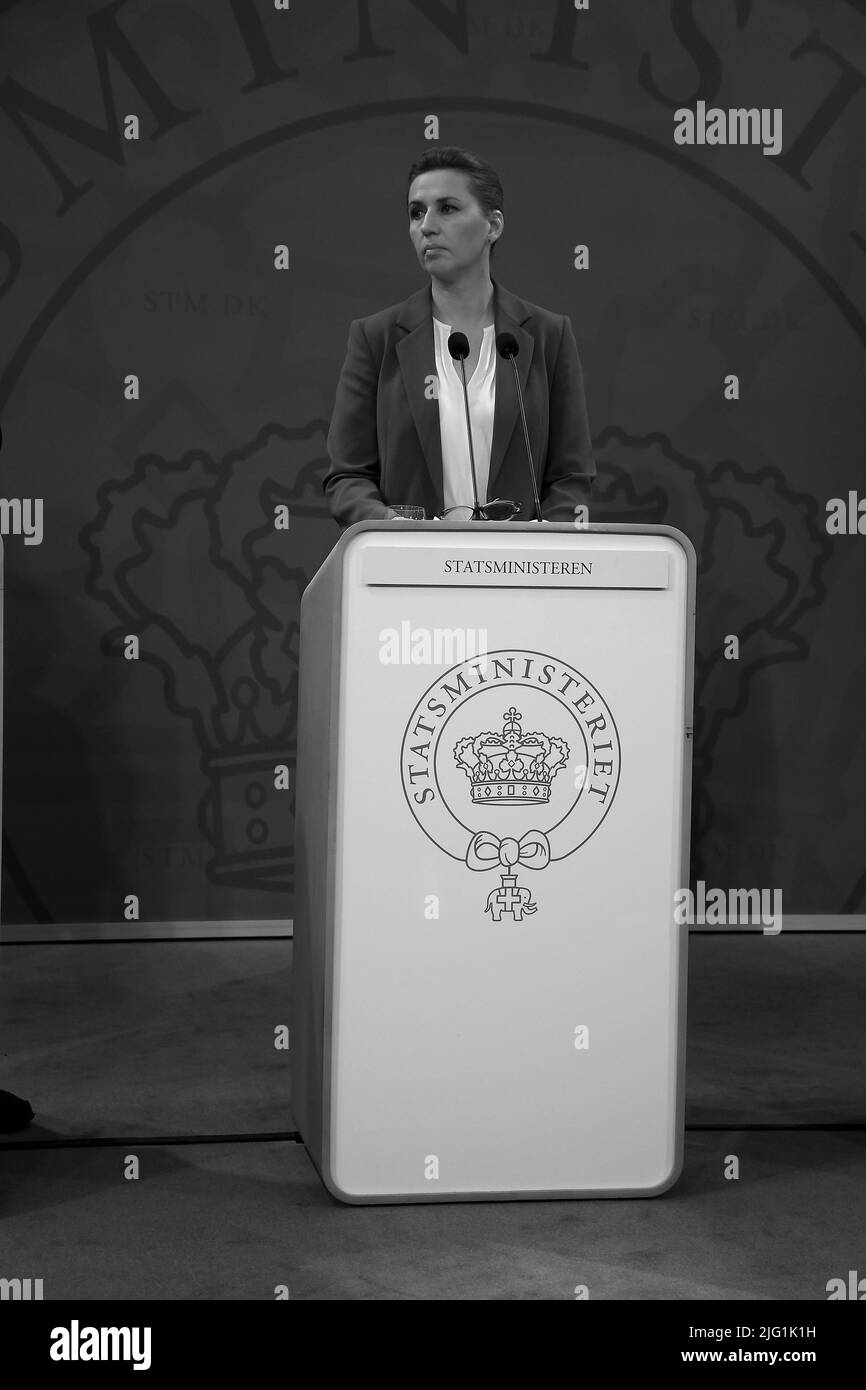 Kopenhagen /Dänemark/1.. Juli 2022/die Premierministerin von Denamrk, Frau Mette Frederiksen, hält eine gemeinsame Pressekonferenz mit der Ministerin für Lebensmittel und Landwirtschaft, der Ministerin für Wirtschaft und Handel, der Ministerin für Gesundheit, justizminister über den kritischen Bericht der nerzkommission bei der Tötung vieler Millionen Mink-Tiere während der Covid 19 Denmark govt wird sehen, wie die rolle der dänischen Zivildiener in Minkcase und jetzt bis zum dänischen parlament und für die Zukunft des kreitischen Berichts der Minkkomissonnions sehen, die minister veranstalten in der Spiegelhalle des PM-Büros in Christiansborg Kopenhagen Dänemark ein Pressekonfeenz. (Foto..F Stockfoto