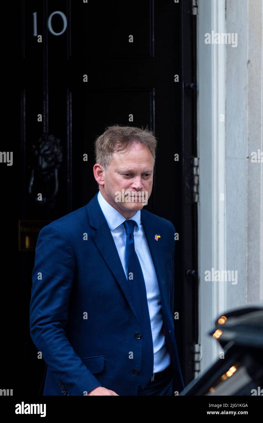 London, Großbritannien. 6. Juli 2022. Grant Schapps, Verkehrsminister, verlässt heute Abend die Downing Street 10 an einem Tag, an dem 42 konservative Abgeordnete zurückgetreten sind, wurde Michael Gove, Leveling Up Secretary, entlassen und Boris Johnson, Premierminister, klammert sich an seine Position. Kredit: Stephen Chung / Alamy Live Nachrichten Stockfoto London, Großbritannien. 6. Juli 2022. Grant Schapps, Verkehrsminister, verlässt heute Abend die Downing Street 10 an einem Tag, an dem 42 konservative Abgeordnete zurückgetreten sind, wurde Michael Gove, Leveling Up Secretary, entlassen und Boris Johnson, Premierminister, klammert sich an seine Position. Kredit: Stephen Chung / Alamy Live Nachrichten Stockfoto