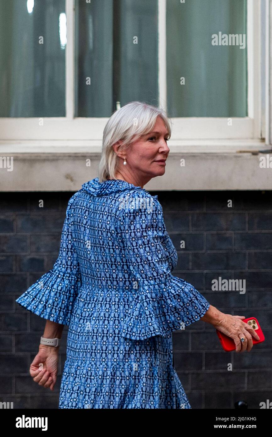 London, Großbritannien. 6. Juli 2022. Nadine Dorries, Kultursekretärin, verlässt heute Abend die Downing Street 10 an einem Tag, an dem 42 konservative Abgeordnete zurückgetreten sind, wurde Michael Gove, Leveling Up Secretary, entlassen und Boris Johnson, Premierminister, klammert sich an seine Position. Kredit: Stephen Chung / Alamy Live Nachrichten Stockfoto London, Großbritannien. 6. Juli 2022. Nadine Dorries, Kultursekretärin, verlässt heute Abend die Downing Street 10 an einem Tag, an dem 42 konservative Abgeordnete zurückgetreten sind, wurde Michael Gove, Leveling Up Secretary, entlassen und Boris Johnson, Premierminister, klammert sich an seine Position. Kredit: Stephen Chung / Alamy Live Nachrichten Stockfoto