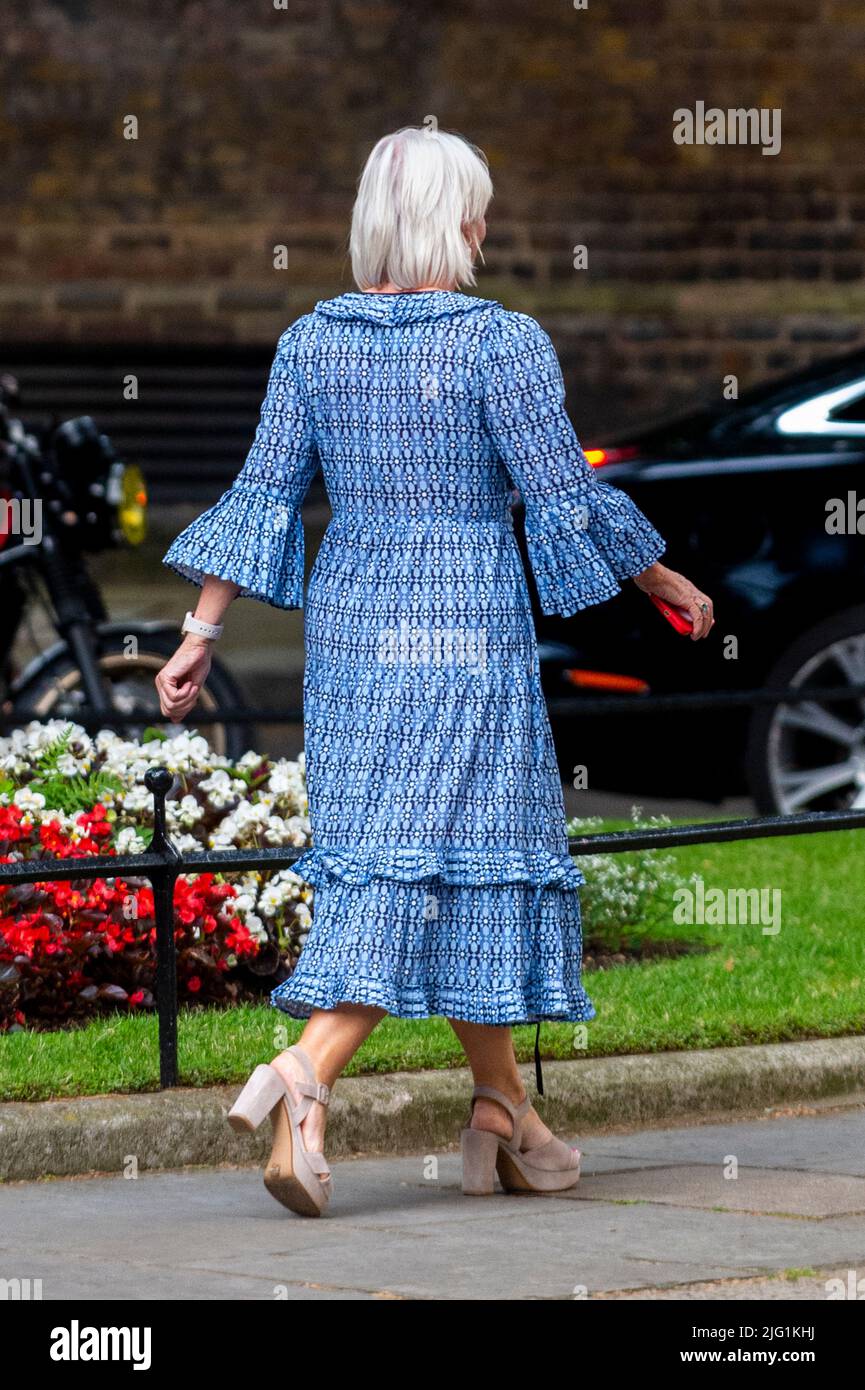 London, Großbritannien. 6. Juli 2022. Nadine Dorries, Kultursekretärin, verlässt heute Abend die Downing Street 10 an einem Tag, an dem 42 konservative Abgeordnete zurückgetreten sind, wurde Michael Gove, Leveling Up Secretary, entlassen und Boris Johnson, Premierminister, klammert sich an seine Position. Kredit: Stephen Chung / Alamy Live Nachrichten Stockfoto London, Großbritannien. 6. Juli 2022. Nadine Dorries, Kultursekretärin, verlässt heute Abend die Downing Street 10 an einem Tag, an dem 42 konservative Abgeordnete zurückgetreten sind, wurde Michael Gove, Leveling Up Secretary, entlassen und Boris Johnson, Premierminister, klammert sich an seine Position. Kredit: Stephen Chung / Alamy Live Nachrichten Stockfoto