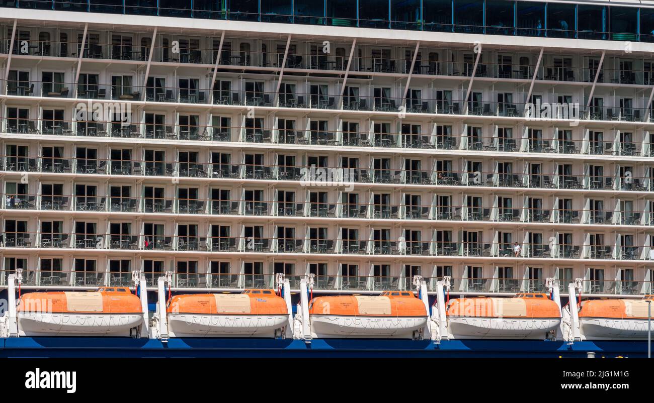 Hoonah, AK - 7. Juni 2022: Fenster der Kabinen auf dem Celebrity Eclipse-Kreuzschiff, das in Alaska angedockt ist Stockfoto