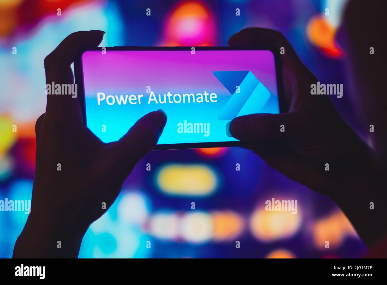 Brasilien. 06.. Juli 2022. In dieser Abbildung hält eine Frau mit Silhouetten ein Smartphone mit dem Microsoft Power Automate-Logo auf dem Bildschirm. (Foto von Rafael Henrique/SOPA Images/Sipa USA) Quelle: SIPA USA/Alamy Live News Stockfoto