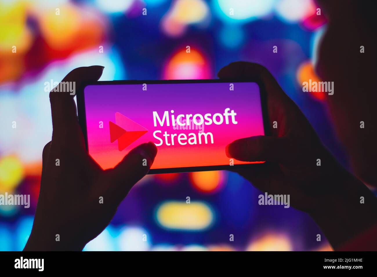 Brasilien. 06.. Juli 2022. In dieser Abbildung hält eine Frau mit Silhouetten ein Smartphone mit dem Microsoft Stream-Logo auf dem Bildschirm. (Foto von Rafael Henrique/SOPA Images/Sipa USA) Quelle: SIPA USA/Alamy Live News Stockfoto