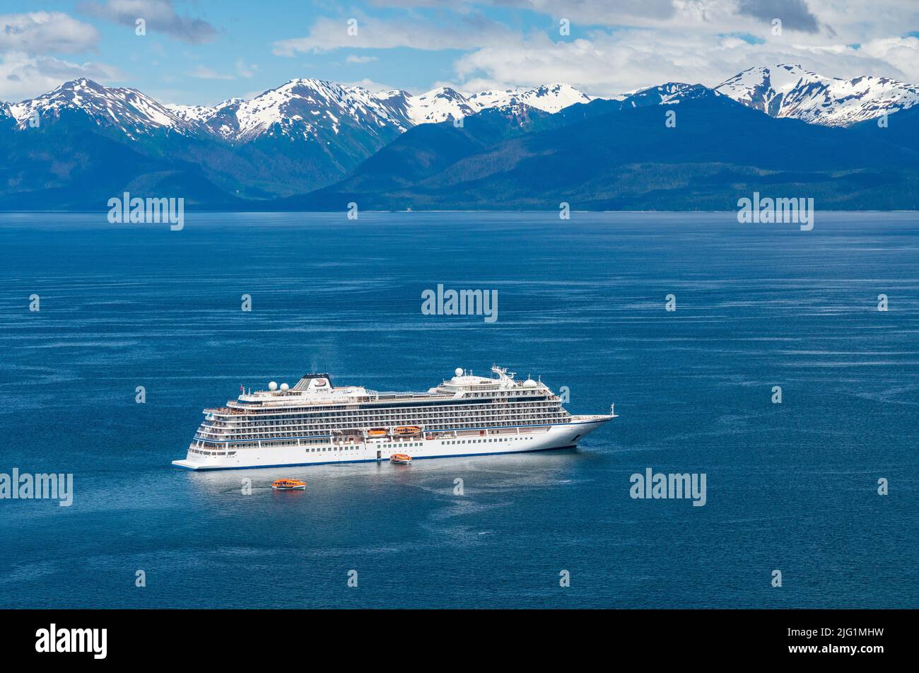 Hoonah, AK - 7. Juni 2022: Viking Orion-Schiff vor Anker in Icy Strait Point Alaska mit Passagierausschreiben Stockfoto