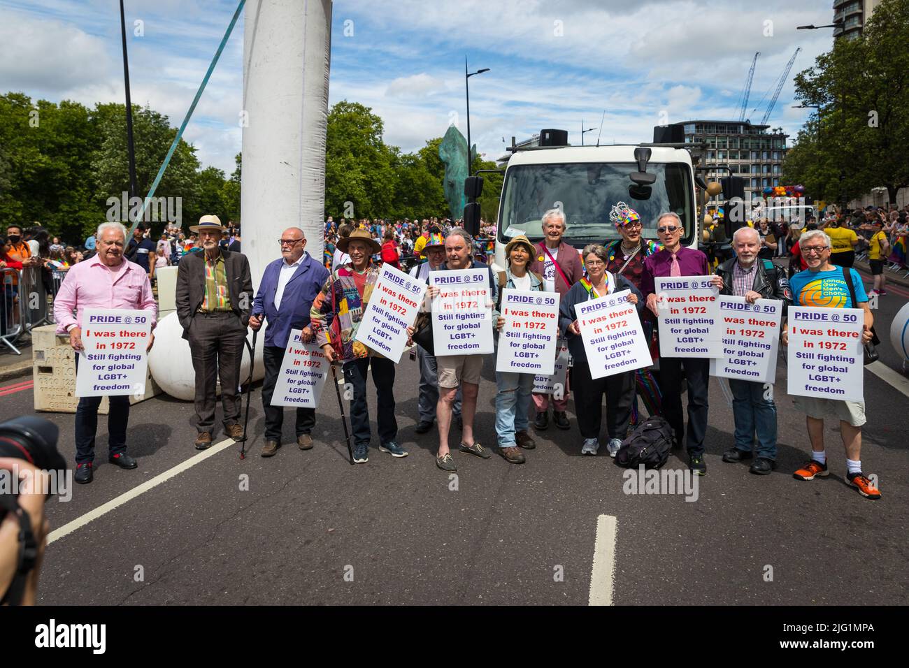 Veteranen des ersten britischen Stolzes marschieren zu Beginn der Parade von Pride in London Stockfoto
