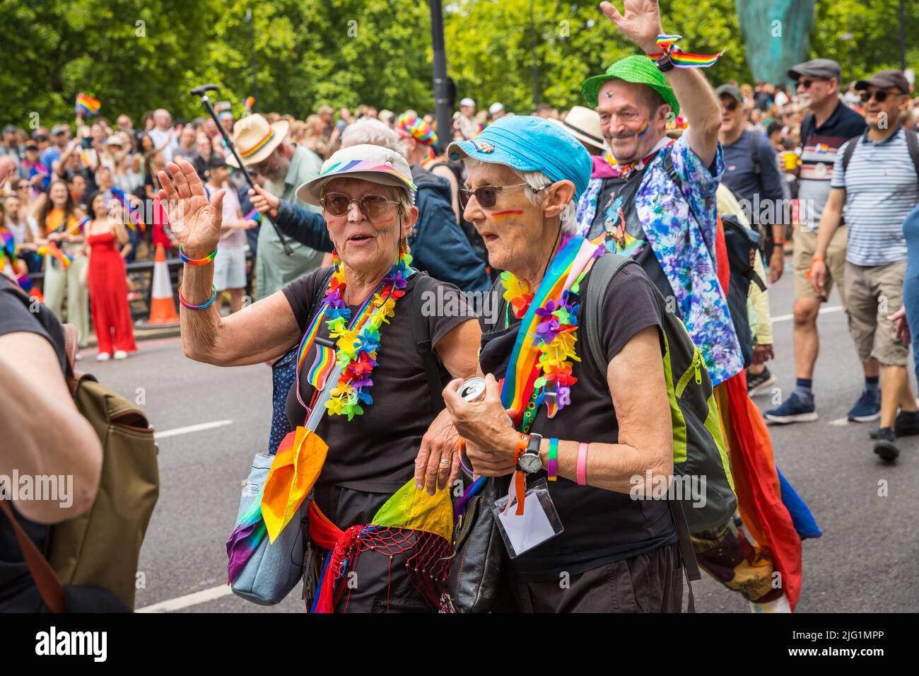 Ein paar ältere Lesben nehmen an der Pride in London Teil Stockfoto