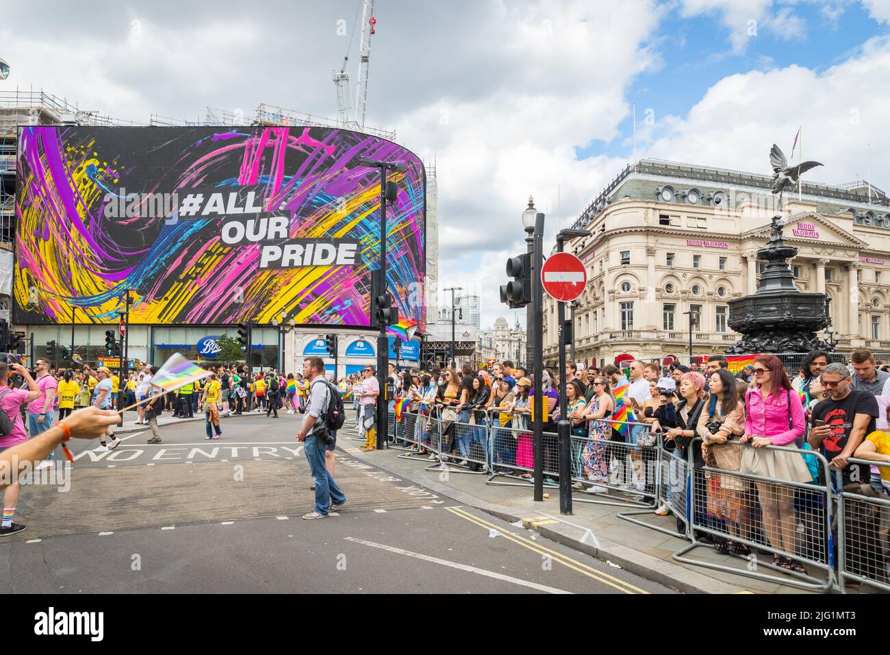 Ansicht der Piccadilly Circus Lights mit dem Logo „Pride in London 2022“ Stockfoto