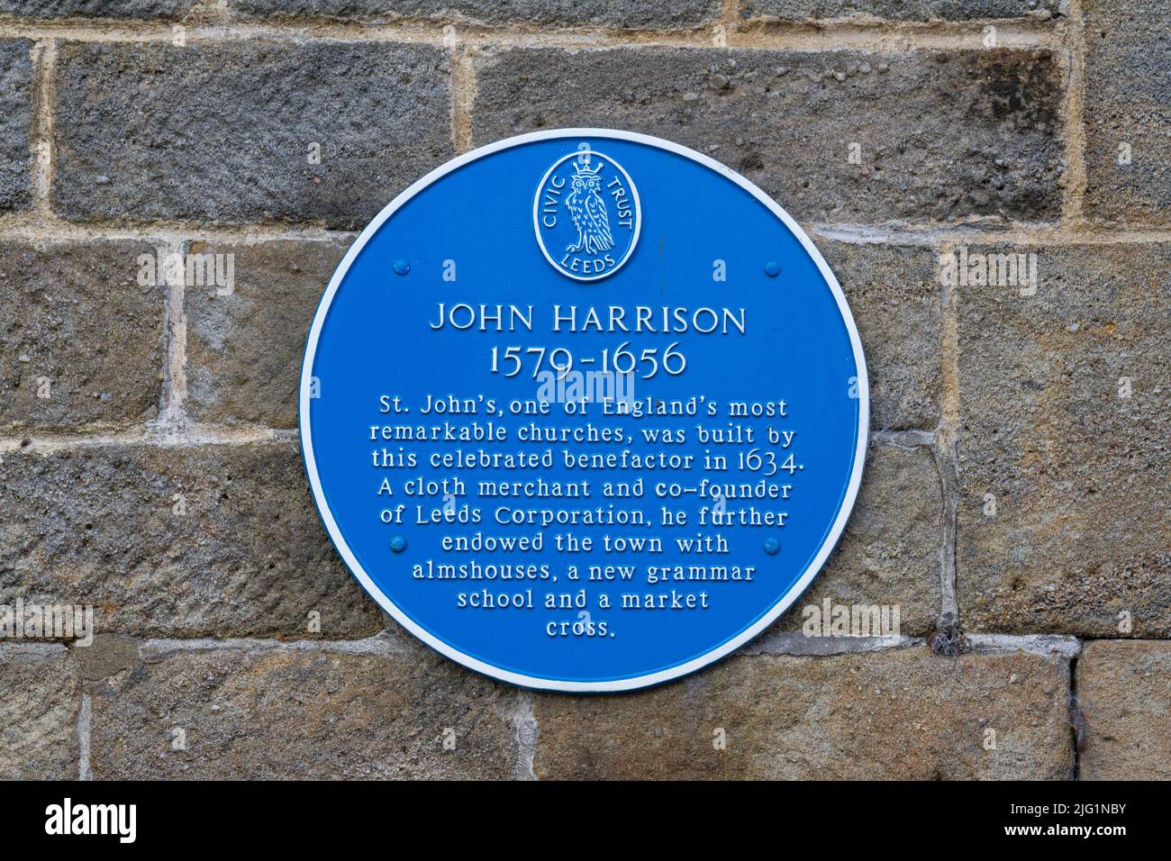 Blaue Plakette an John Harrison (1579-1656), einem Tuchhändler und Mitbegründer der Leeds Corporation im Stadtzentrum von Leeds, West Yorkshire, Großbritannien. Stockfoto