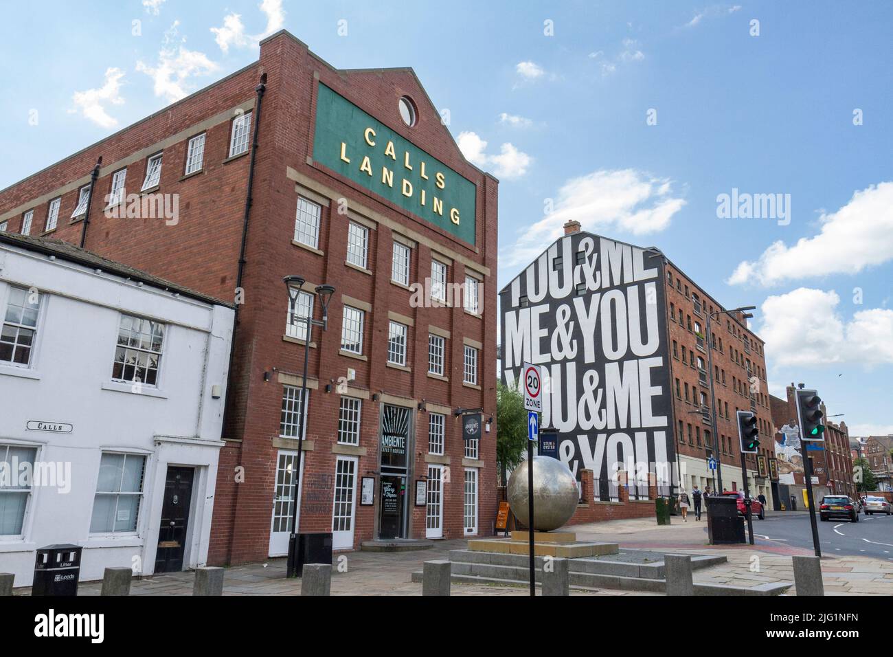 Wandgemälde an den Seiten ehemaliger Lagerhäuser im Calls Landing-Gebiet von Leeds, West Yorkshire, Großbritannien. Stockfoto