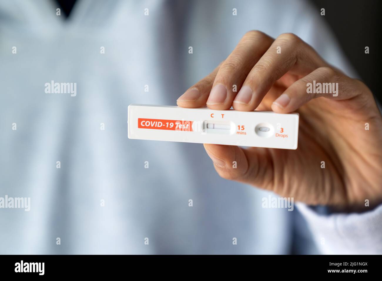 Frau zeigt negative Ergebnisse mit dem Schnellantigen-Testkit für Covid-19. Stockfoto