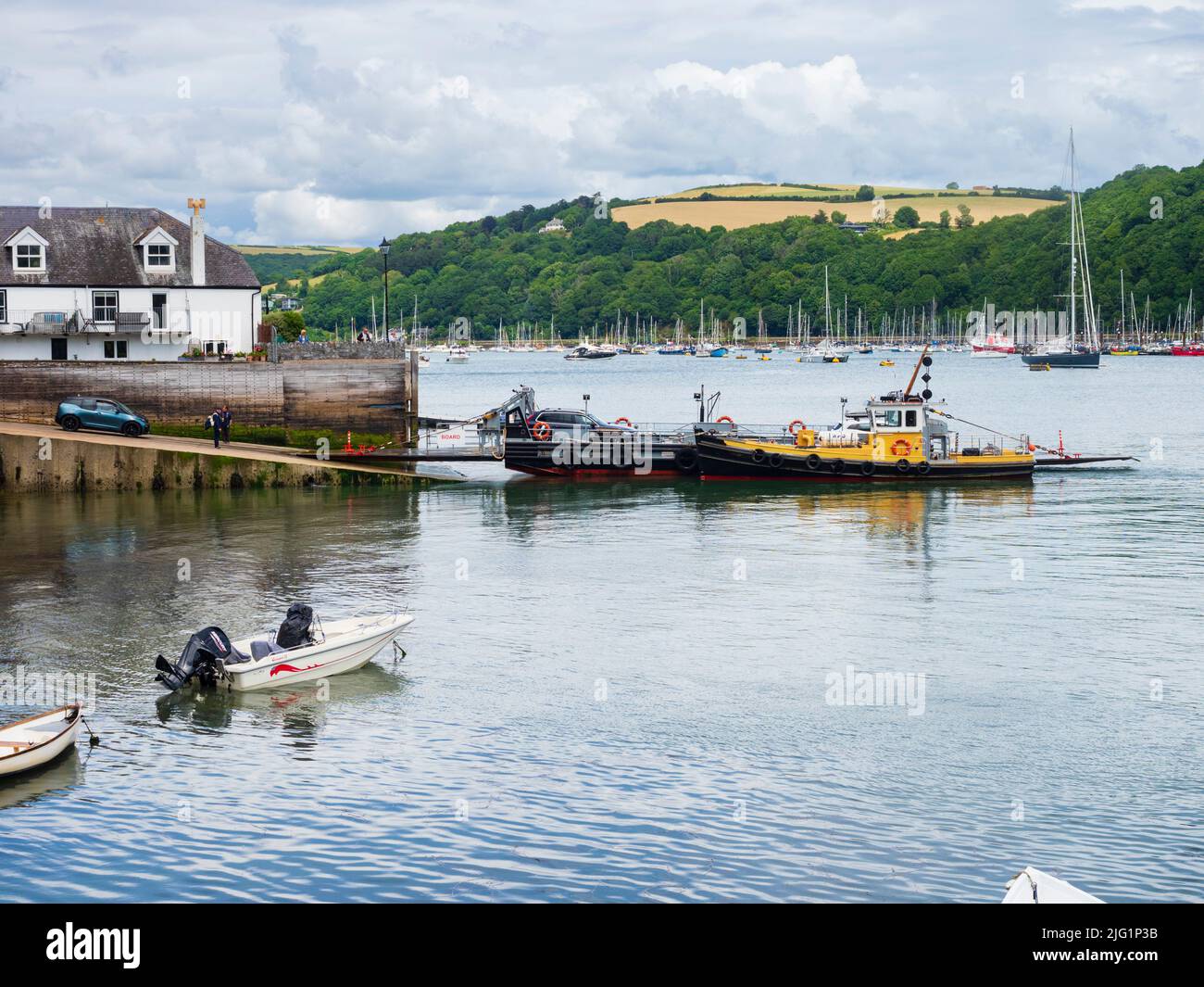 Dartmouth nach Kingswear Schlepper geführte Lower Ferry Verladung am Dartmouth Slip Stockfoto