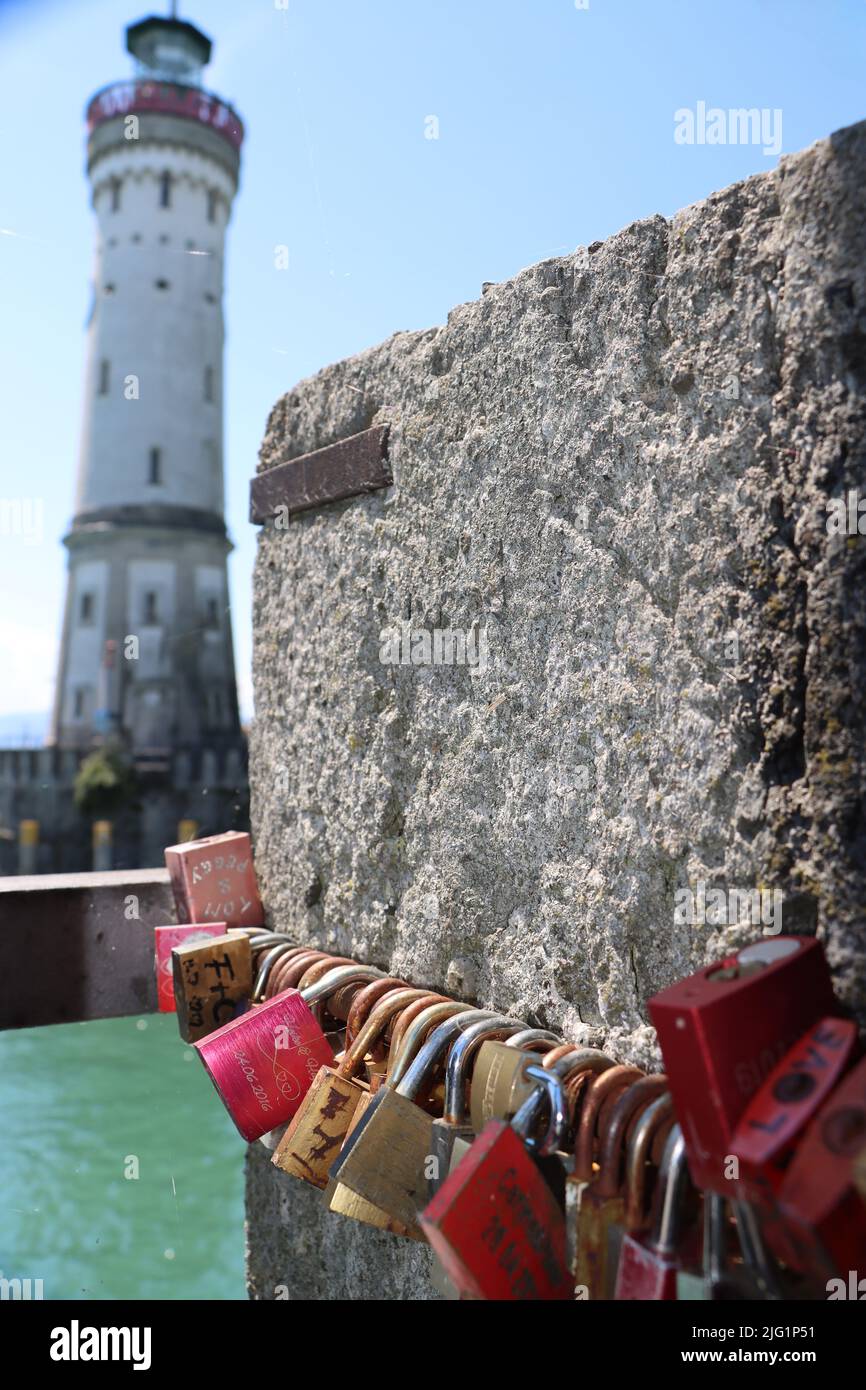 Viel Glück am lindauer Hafeneingang. Nach ihrer Reise als Gedenkstätte von verliebten Paaren hinterlassen. Oder nach Hochzeitsreise am Bodensee. Stockfoto