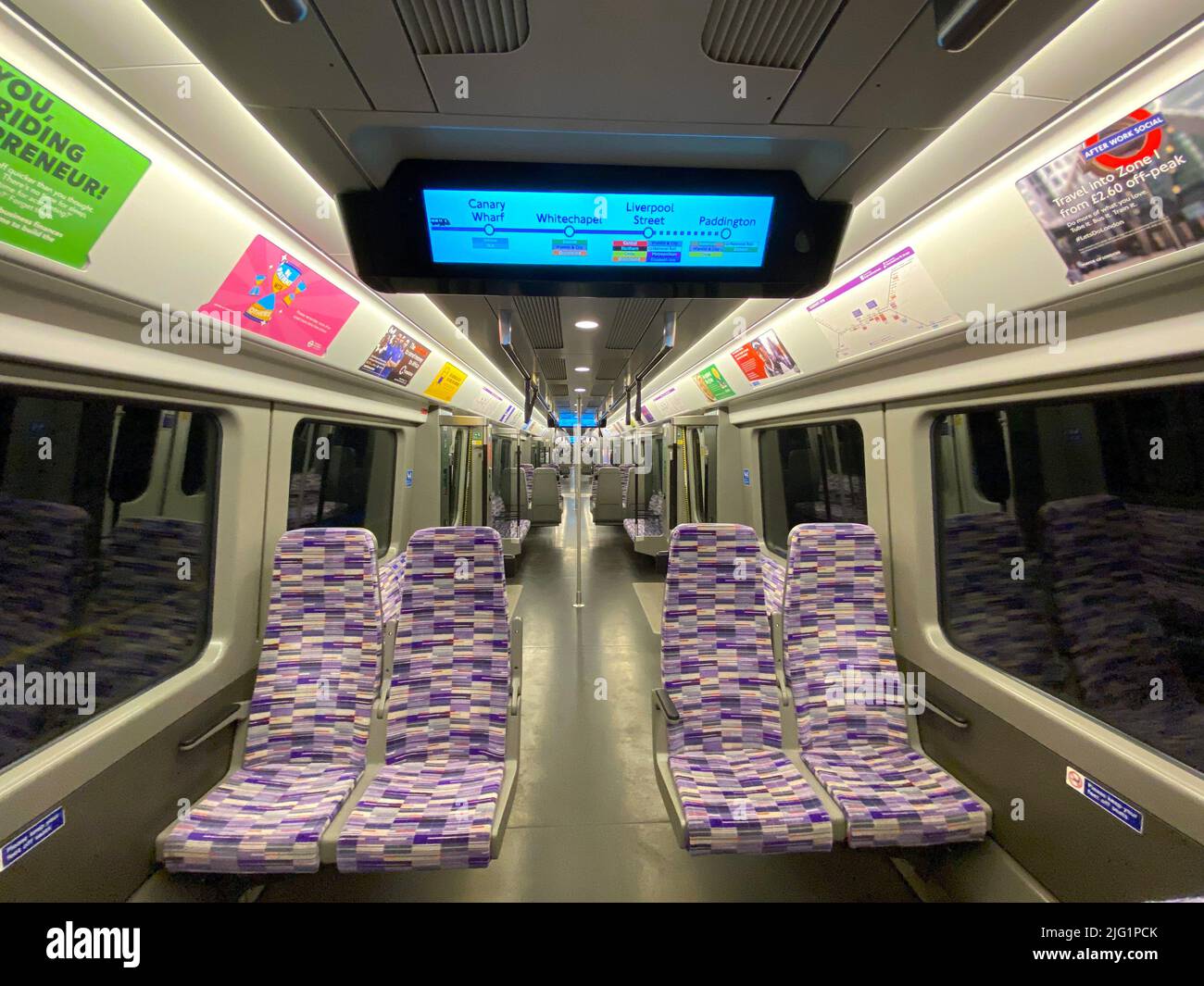 Eine neue Linie für London die Elizabeth-Linie ist nun geöffnet. Es erstreckt sich über mehr als 100km von Reading und Heathrow im Westen durch zentrale Tunnel bis nach Shenfield und Abbey Wood im Osten. Die neue, von Crossrail Ltd gebaute Eisenbahn wird an 41 zugänglichen Bahnhöfen - 10 davon neu - anhalten und bis zu 200 Millionen Menschen pro Jahr bedienen. Stockfoto