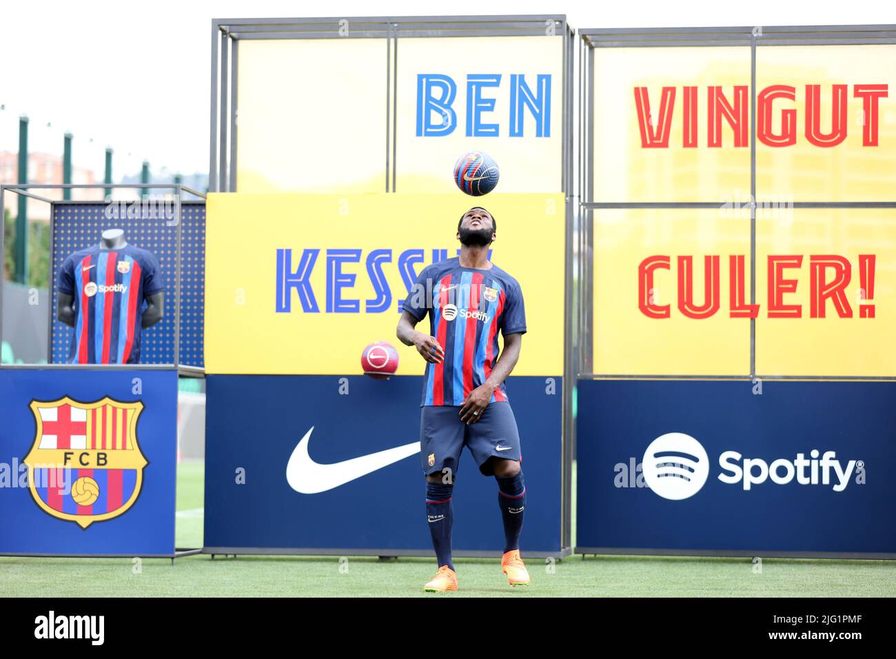 Sabadell, Barcelona, Spanien. 6.. Juli 2022. Barcelona Spanien 06.07.2022 Franck Jessie (FC Barcelona) kontrolliert den Ball während der Präsentation des neuen Spielers FC Barcelona Franck Jessie auf der Ciutat Esportiva Joan Gamper am 06. Juli 2022 in Barcelona. (Bild: © Xavi Urgeles/ZUMA Press Wire) Bild: ZUMA Press, Inc./Alamy Live News Stockfoto