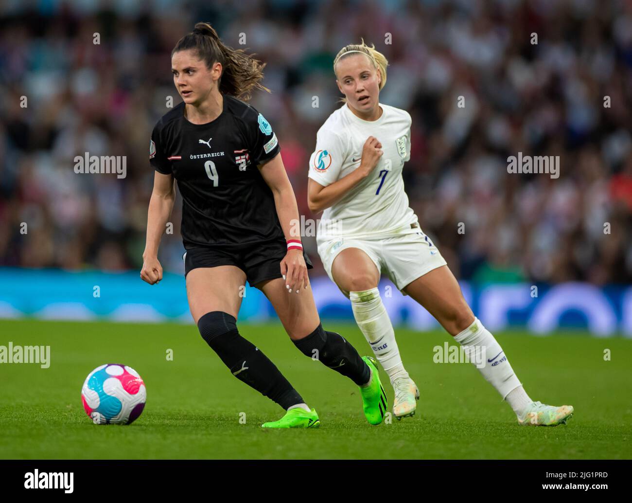 Manchester, Großbritannien. 6.. Juli 2022, Old Trafford, Manchester, England: Womens European International Football Tournament; England gegen Österreich: Sarah Zadrazil aus Österreich dreht sich am Ball von Beth Mead ab Credit: Action Plus Sports Images/Alamy Live News Stockfoto