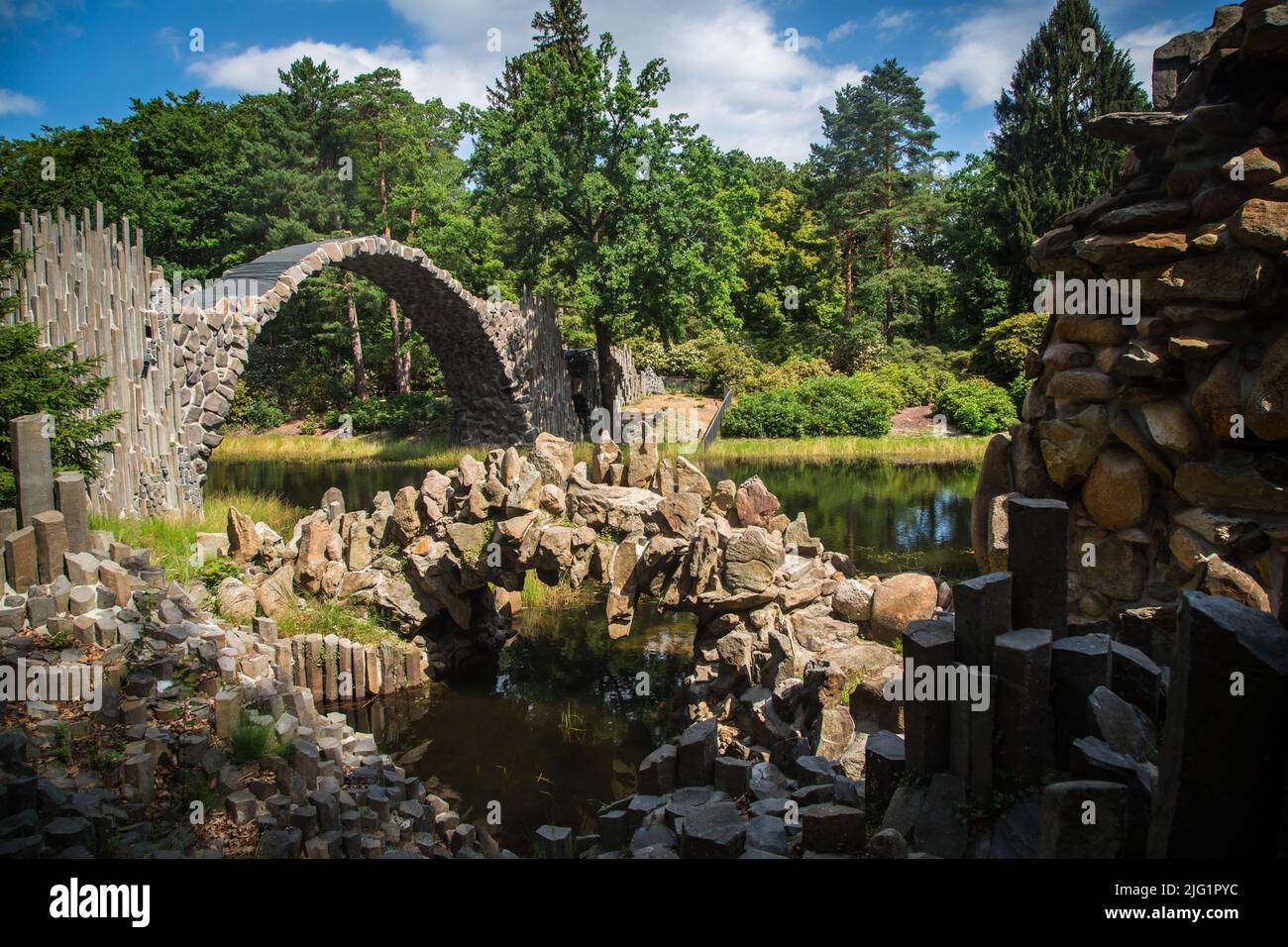 Rakotzbrücke (Rakotz-Brücke) in der Azalea und Rhododendron Park Kromlau, Sachsen, Deutschland Stockfoto