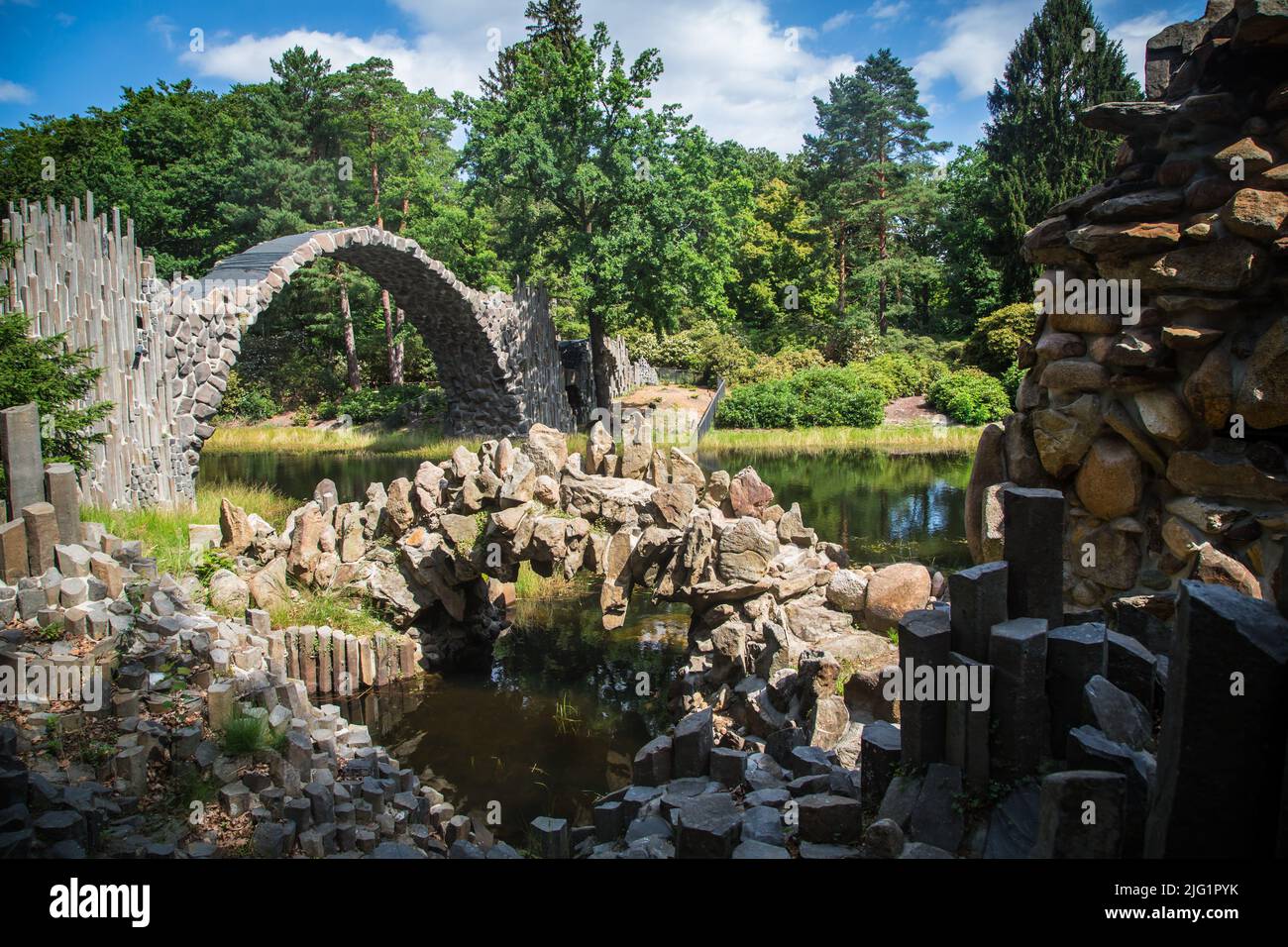 Rakotzbrücke (Rakotz-Brücke) in der Azalea und Rhododendron Park Kromlau, Sachsen, Deutschland Stockfoto