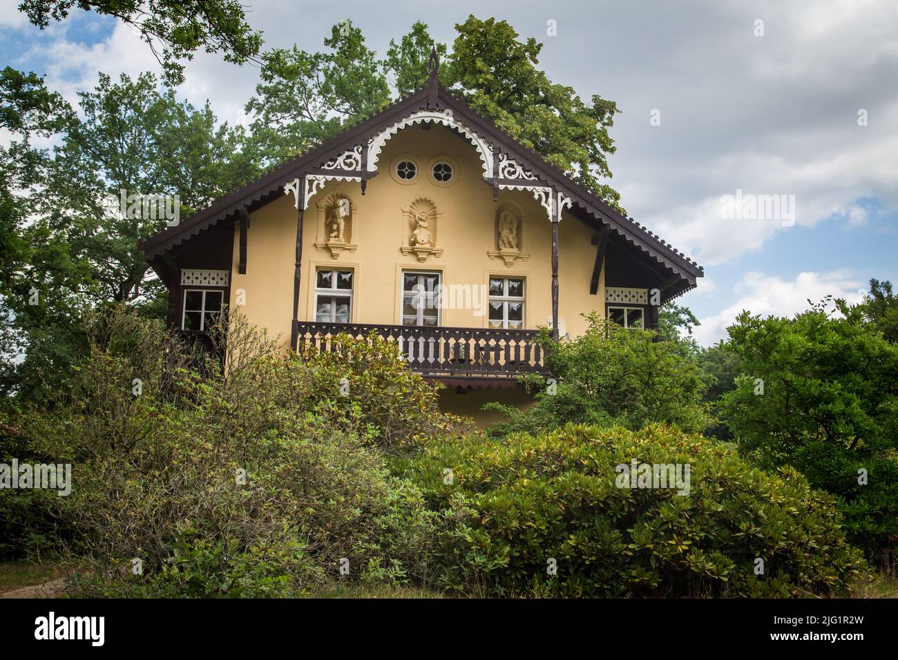 Cavalier-Haus in der Azalea und Rhododendron Park Kromlau, Sachsen, Deutschland Stockfoto