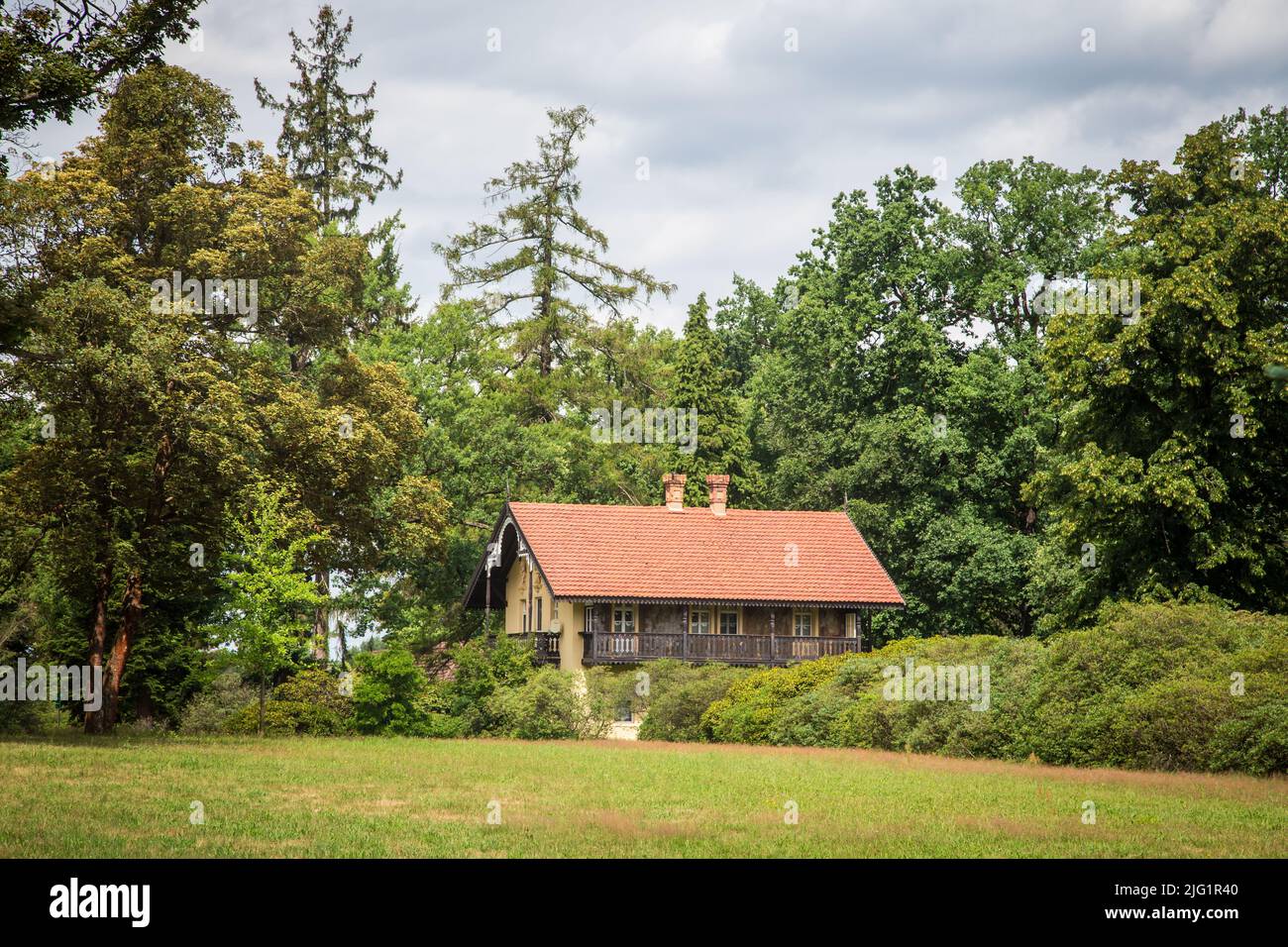 Cavalier-Haus in der Azalea und Rhododendron Park Kromlau, Sachsen, Deutschland Stockfoto